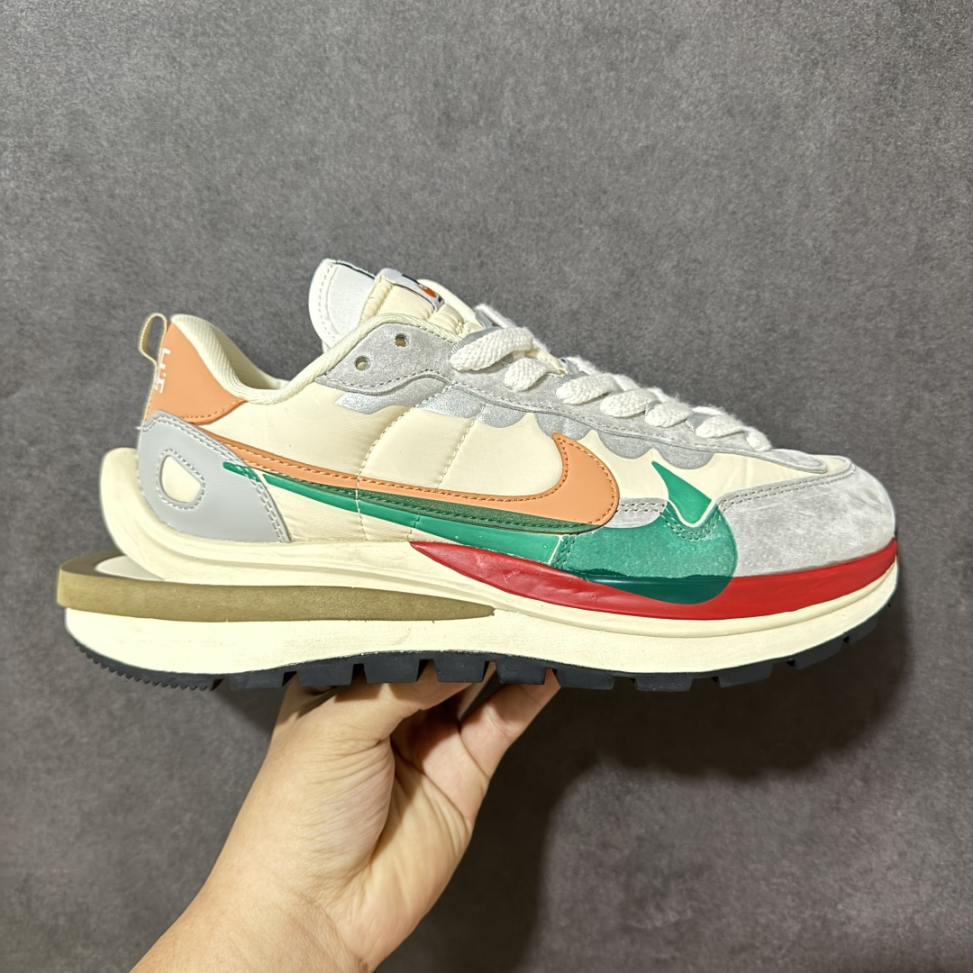 【公司级】Sacai x Nike VaporWaffle 华夫3.0圆头舒适低帮生活休闲鞋 - 鞋头设计：采用圆头设计，能够为脚趾提供较为充裕的空间，避免挤脚，穿着更加舒适，同时也使鞋型看起来更加饱满。 ​- 设计风格：作为sacai与Nike的联名款，该鞋款延续了sacai独特的解构主义设计风格，将Nike的经典元素进行重新组合与叠加，如双鞋舌、双鞋带、双Swoosh标志等，展现出强烈的层次感和独特的时尚感。 - 鞋底性能：中底采用双层泡沫中底，结合了Nike Vaporfly的现代中底技术和1983年Pegasus的复古中底设计，提供良好的缓震效果。外底为经典的Waffle华夫底，抓地力强，适合多种地面行走。 ​货号：DD1875-107 尺码：36-47.5-选品中心