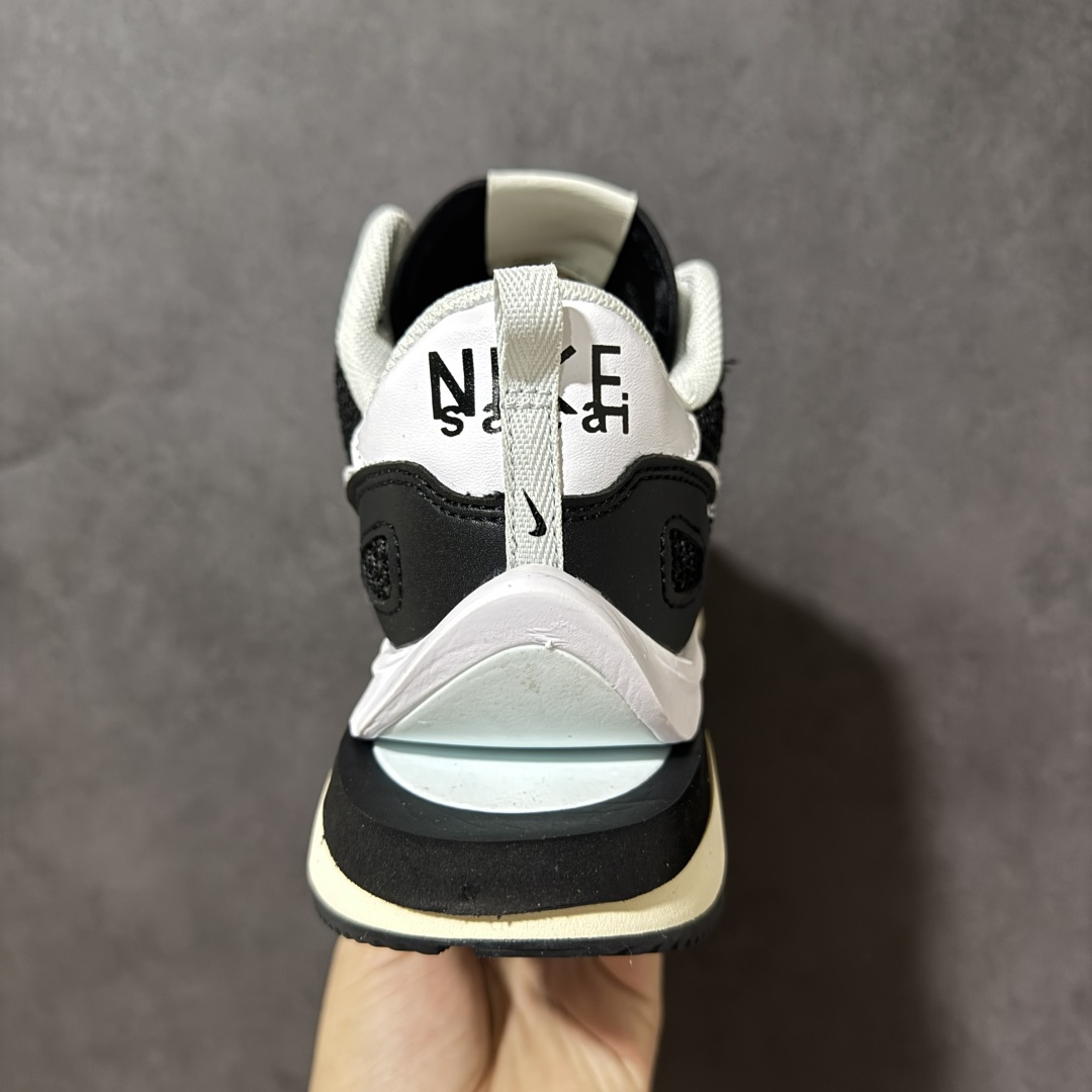 图片[4]-【公司级】Sacai x Nike VaporWaffle 华夫3.0圆头舒适低帮生活休闲鞋 – 鞋头设计：采用圆头设计，能够为脚趾提供较为充裕的空间，避免挤脚，穿着更加舒适，同时也使鞋型看起来更加饱满。 ​- 设计风格：作为sacai与Nike的联名款，该鞋款延续了sacai独特的解构主义设计风格，将Nike的经典元素进行重新组合与叠加，如双鞋舌、双鞋带、双Swoosh标志等，展现出强烈的层次感和独特的时尚感。 – 鞋底性能：中底采用双层泡沫中底，结合了Nike Vaporfly的现代中底技术和1983年Pegasus的复古中底设计，提供良好的缓震效果。外底为经典的Waffle华夫底，抓地力强，适合多种地面行走。 ​货号：CV1363-001 尺码：36-47.5-选品中心
