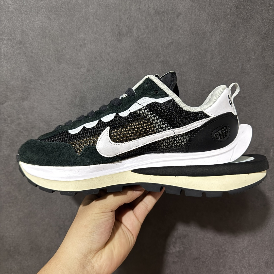 图片[2]-【公司级】Sacai x Nike VaporWaffle 华夫3.0圆头舒适低帮生活休闲鞋 – 鞋头设计：采用圆头设计，能够为脚趾提供较为充裕的空间，避免挤脚，穿着更加舒适，同时也使鞋型看起来更加饱满。 ​- 设计风格：作为sacai与Nike的联名款，该鞋款延续了sacai独特的解构主义设计风格，将Nike的经典元素进行重新组合与叠加，如双鞋舌、双鞋带、双Swoosh标志等，展现出强烈的层次感和独特的时尚感。 – 鞋底性能：中底采用双层泡沫中底，结合了Nike Vaporfly的现代中底技术和1983年Pegasus的复古中底设计，提供良好的缓震效果。外底为经典的Waffle华夫底，抓地力强，适合多种地面行走。 ​货号：CV1363-001 尺码：36-47.5-选品中心