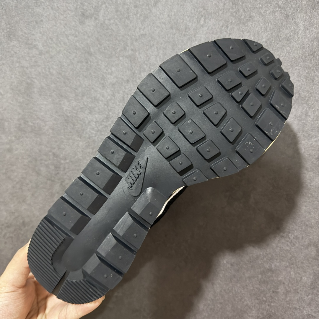 图片[9]-【公司级】Sacai x Nike VaporWaffle 华夫3.0圆头舒适低帮生活休闲鞋 – 鞋头设计：采用圆头设计，能够为脚趾提供较为充裕的空间，避免挤脚，穿着更加舒适，同时也使鞋型看起来更加饱满。 ​- 设计风格：作为sacai与Nike的联名款，该鞋款延续了sacai独特的解构主义设计风格，将Nike的经典元素进行重新组合与叠加，如双鞋舌、双鞋带、双Swoosh标志等，展现出强烈的层次感和独特的时尚感。 – 鞋底性能：中底采用双层泡沫中底，结合了Nike Vaporfly的现代中底技术和1983年Pegasus的复古中底设计，提供良好的缓震效果。外底为经典的Waffle华夫底，抓地力强，适合多种地面行走。 ​货号：CV1363-001 尺码：36-47.5-选品中心
