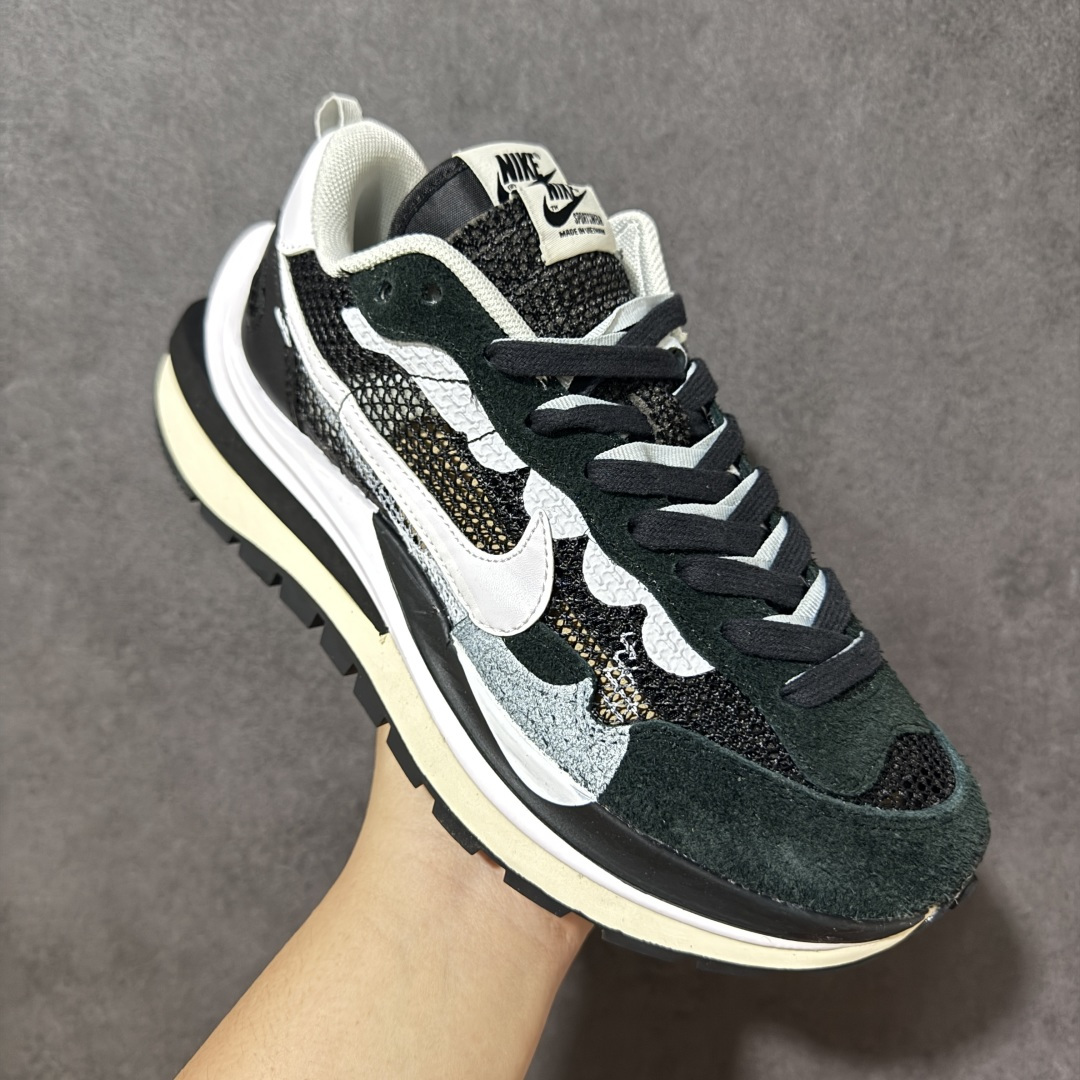 图片[3]-【公司级】Sacai x Nike VaporWaffle 华夫3.0圆头舒适低帮生活休闲鞋 – 鞋头设计：采用圆头设计，能够为脚趾提供较为充裕的空间，避免挤脚，穿着更加舒适，同时也使鞋型看起来更加饱满。 ​- 设计风格：作为sacai与Nike的联名款，该鞋款延续了sacai独特的解构主义设计风格，将Nike的经典元素进行重新组合与叠加，如双鞋舌、双鞋带、双Swoosh标志等，展现出强烈的层次感和独特的时尚感。 – 鞋底性能：中底采用双层泡沫中底，结合了Nike Vaporfly的现代中底技术和1983年Pegasus的复古中底设计，提供良好的缓震效果。外底为经典的Waffle华夫底，抓地力强，适合多种地面行走。 ​货号：CV1363-001 尺码：36-47.5-选品中心