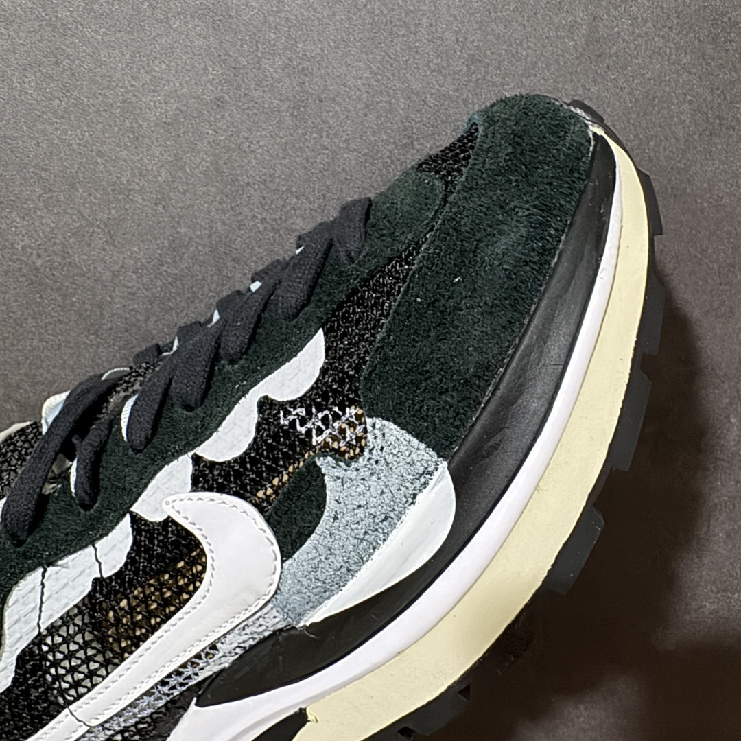 图片[8]-【公司级】Sacai x Nike VaporWaffle 华夫3.0圆头舒适低帮生活休闲鞋 – 鞋头设计：采用圆头设计，能够为脚趾提供较为充裕的空间，避免挤脚，穿着更加舒适，同时也使鞋型看起来更加饱满。 ​- 设计风格：作为sacai与Nike的联名款，该鞋款延续了sacai独特的解构主义设计风格，将Nike的经典元素进行重新组合与叠加，如双鞋舌、双鞋带、双Swoosh标志等，展现出强烈的层次感和独特的时尚感。 – 鞋底性能：中底采用双层泡沫中底，结合了Nike Vaporfly的现代中底技术和1983年Pegasus的复古中底设计，提供良好的缓震效果。外底为经典的Waffle华夫底，抓地力强，适合多种地面行走。 ​货号：CV1363-001 尺码：36-47.5-选品中心
