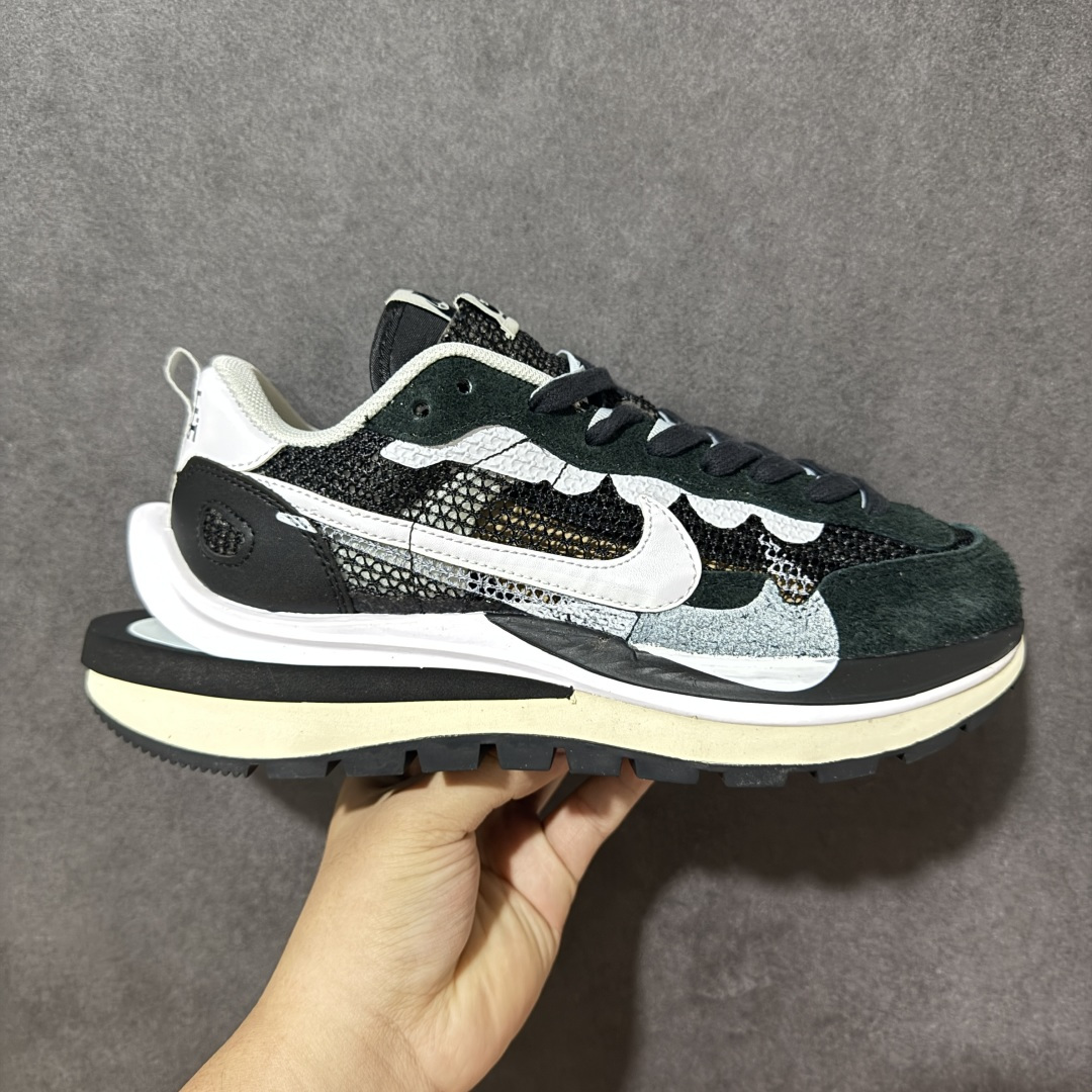 【公司级】Sacai x Nike VaporWaffle 华夫3.0圆头舒适低帮生活休闲鞋 - 鞋头设计：采用圆头设计，能够为脚趾提供较为充裕的空间，避免挤脚，穿着更加舒适，同时也使鞋型看起来更加饱满。 ​- 设计风格：作为sacai与Nike的联名款，该鞋款延续了sacai独特的解构主义设计风格，将Nike的经典元素进行重新组合与叠加，如双鞋舌、双鞋带、双Swoosh标志等，展现出强烈的层次感和独特的时尚感。 - 鞋底性能：中底采用双层泡沫中底，结合了Nike Vaporfly的现代中底技术和1983年Pegasus的复古中底设计，提供良好的缓震效果。外底为经典的Waffle华夫底，抓地力强，适合多种地面行走。 ​货号：CV1363-001 尺码：36-47.5-选品中心