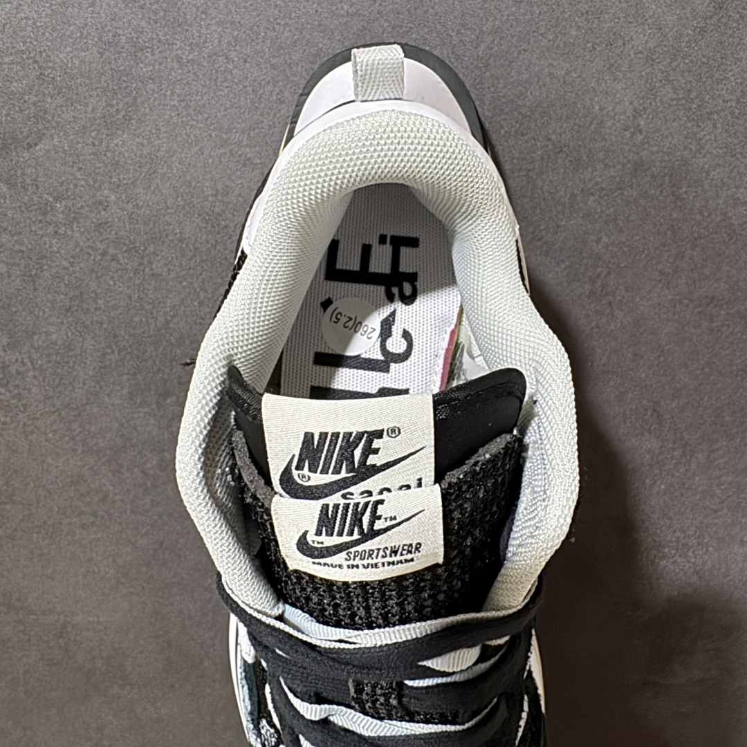 图片[6]-【公司级】Sacai x Nike VaporWaffle 华夫3.0圆头舒适低帮生活休闲鞋 – 鞋头设计：采用圆头设计，能够为脚趾提供较为充裕的空间，避免挤脚，穿着更加舒适，同时也使鞋型看起来更加饱满。 ​- 设计风格：作为sacai与Nike的联名款，该鞋款延续了sacai独特的解构主义设计风格，将Nike的经典元素进行重新组合与叠加，如双鞋舌、双鞋带、双Swoosh标志等，展现出强烈的层次感和独特的时尚感。 – 鞋底性能：中底采用双层泡沫中底，结合了Nike Vaporfly的现代中底技术和1983年Pegasus的复古中底设计，提供良好的缓震效果。外底为经典的Waffle华夫底，抓地力强，适合多种地面行走。 ​货号：CV1363-001 尺码：36-47.5-选品中心
