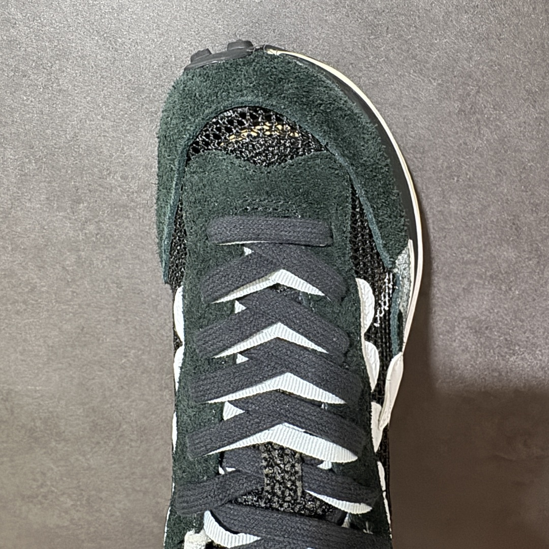 图片[5]-【公司级】Sacai x Nike VaporWaffle 华夫3.0圆头舒适低帮生活休闲鞋 – 鞋头设计：采用圆头设计，能够为脚趾提供较为充裕的空间，避免挤脚，穿着更加舒适，同时也使鞋型看起来更加饱满。 ​- 设计风格：作为sacai与Nike的联名款，该鞋款延续了sacai独特的解构主义设计风格，将Nike的经典元素进行重新组合与叠加，如双鞋舌、双鞋带、双Swoosh标志等，展现出强烈的层次感和独特的时尚感。 – 鞋底性能：中底采用双层泡沫中底，结合了Nike Vaporfly的现代中底技术和1983年Pegasus的复古中底设计，提供良好的缓震效果。外底为经典的Waffle华夫底，抓地力强，适合多种地面行走。 ​货号：CV1363-001 尺码：36-47.5-选品中心