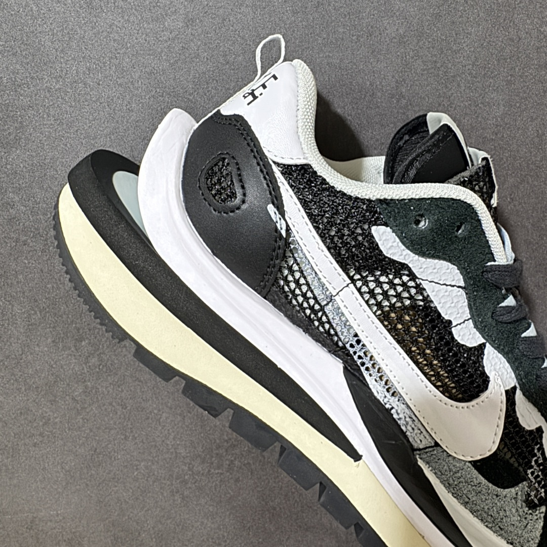 图片[7]-【公司级】Sacai x Nike VaporWaffle 华夫3.0圆头舒适低帮生活休闲鞋 – 鞋头设计：采用圆头设计，能够为脚趾提供较为充裕的空间，避免挤脚，穿着更加舒适，同时也使鞋型看起来更加饱满。 ​- 设计风格：作为sacai与Nike的联名款，该鞋款延续了sacai独特的解构主义设计风格，将Nike的经典元素进行重新组合与叠加，如双鞋舌、双鞋带、双Swoosh标志等，展现出强烈的层次感和独特的时尚感。 – 鞋底性能：中底采用双层泡沫中底，结合了Nike Vaporfly的现代中底技术和1983年Pegasus的复古中底设计，提供良好的缓震效果。外底为经典的Waffle华夫底，抓地力强，适合多种地面行走。 ​货号：CV1363-001 尺码：36-47.5-选品中心