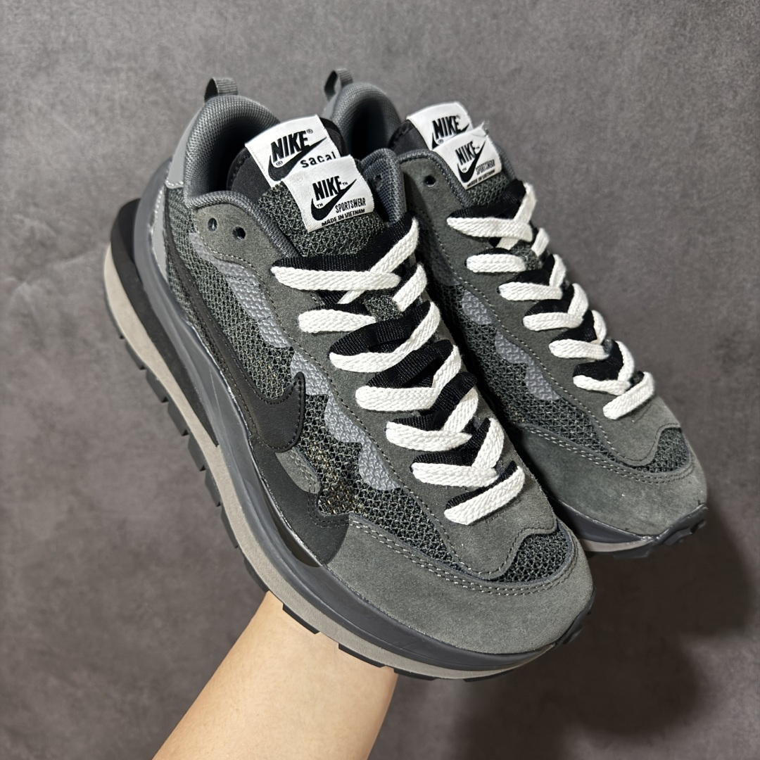 图片[7]-【公司级】Sacai x Nike VaporWaffle 华夫3.0圆头舒适低帮生活休闲鞋 – 鞋头设计：采用圆头设计，能够为脚趾提供较为充裕的空间，避免挤脚，穿着更加舒适，同时也使鞋型看起来更加饱满。 ​- 设计风格：作为sacai与Nike的联名款，该鞋款延续了sacai独特的解构主义设计风格，将Nike的经典元素进行重新组合与叠加，如双鞋舌、双鞋带、双Swoosh标志等，展现出强烈的层次感和独特的时尚感。 – 鞋底性能：中底采用双层泡沫中底，结合了Nike Vaporfly的现代中底技术和1983年Pegasus的复古中底设计，提供良好的缓震效果。外底为经典的Waffle华夫底，抓地力强，适合多种地面行走。 ​货号：CV1363-001 尺码：36-47.5-选品中心