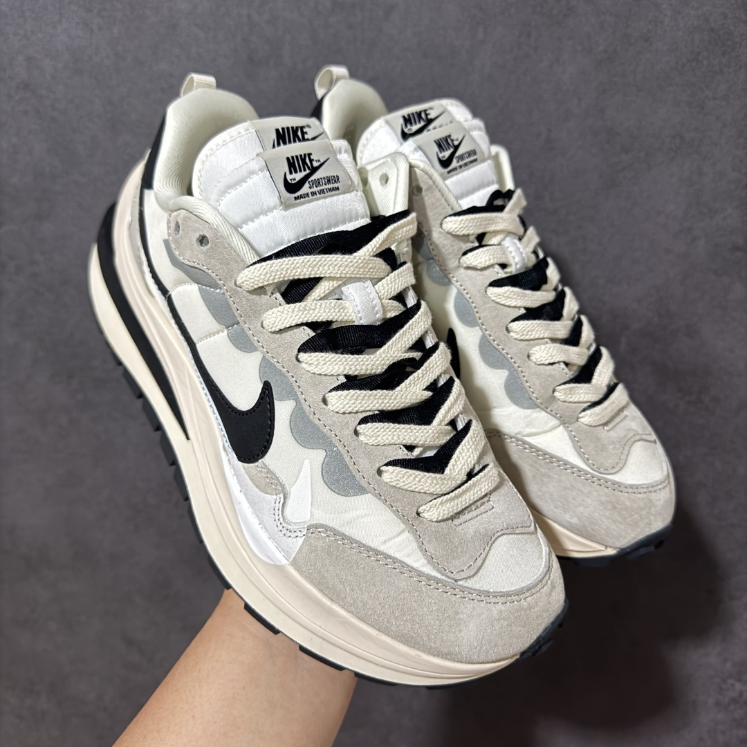图片[3]-【公司级】Sacai x Nike VaporWaffle 华夫3.0圆头舒适低帮生活休闲鞋 – 鞋头设计：采用圆头设计，能够为脚趾提供较为充裕的空间，避免挤脚，穿着更加舒适，同时也使鞋型看起来更加饱满。 ​- 设计风格：作为sacai与Nike的联名款，该鞋款延续了sacai独特的解构主义设计风格，将Nike的经典元素进行重新组合与叠加，如双鞋舌、双鞋带、双Swoosh标志等，展现出强烈的层次感和独特的时尚感。 – 鞋底性能：中底采用双层泡沫中底，结合了Nike Vaporfly的现代中底技术和1983年Pegasus的复古中底设计，提供良好的缓震效果。外底为经典的Waffle华夫底，抓地力强，适合多种地面行走。 ​货号：CV1363-001 尺码：36-47.5-选品中心