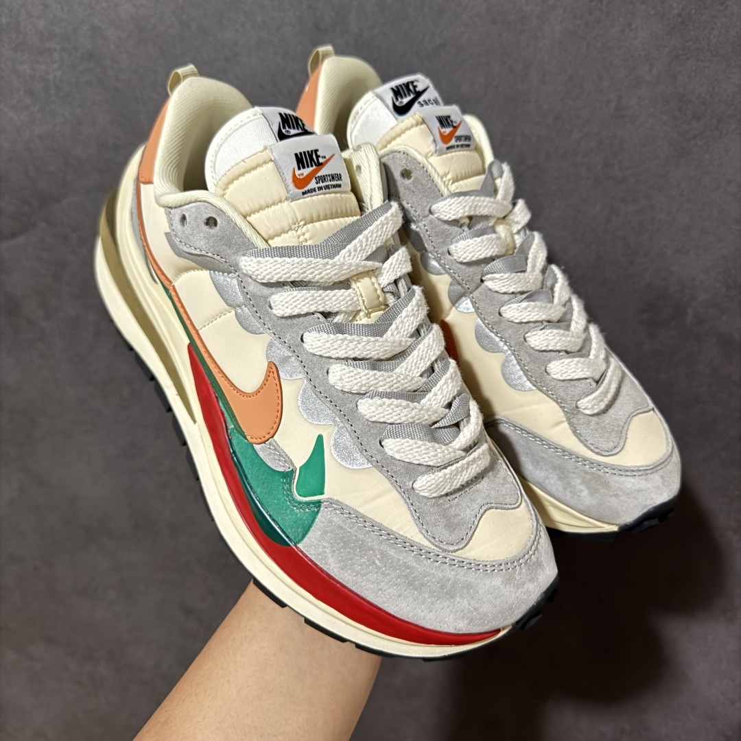 图片[2]-【公司级】Sacai x Nike VaporWaffle 华夫3.0圆头舒适低帮生活休闲鞋 – 鞋头设计：采用圆头设计，能够为脚趾提供较为充裕的空间，避免挤脚，穿着更加舒适，同时也使鞋型看起来更加饱满。 ​- 设计风格：作为sacai与Nike的联名款，该鞋款延续了sacai独特的解构主义设计风格，将Nike的经典元素进行重新组合与叠加，如双鞋舌、双鞋带、双Swoosh标志等，展现出强烈的层次感和独特的时尚感。 – 鞋底性能：中底采用双层泡沫中底，结合了Nike Vaporfly的现代中底技术和1983年Pegasus的复古中底设计，提供良好的缓震效果。外底为经典的Waffle华夫底，抓地力强，适合多种地面行走。 ​货号：CV1363-001 尺码：36-47.5-选品中心