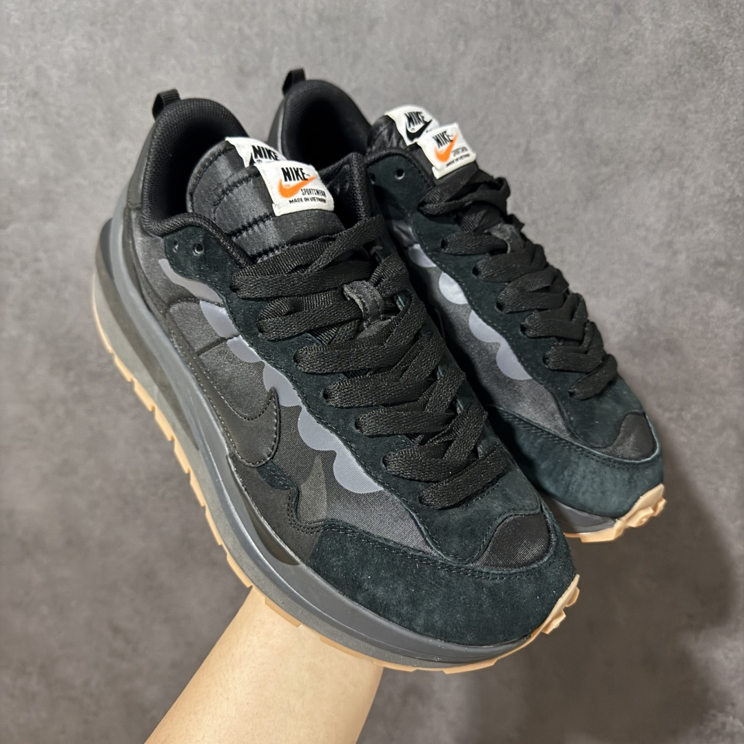 图片[8]-【公司级】Sacai x Nike VaporWaffle 华夫3.0圆头舒适低帮生活休闲鞋 – 鞋头设计：采用圆头设计，能够为脚趾提供较为充裕的空间，避免挤脚，穿着更加舒适，同时也使鞋型看起来更加饱满。 ​- 设计风格：作为sacai与Nike的联名款，该鞋款延续了sacai独特的解构主义设计风格，将Nike的经典元素进行重新组合与叠加，如双鞋舌、双鞋带、双Swoosh标志等，展现出强烈的层次感和独特的时尚感。 – 鞋底性能：中底采用双层泡沫中底，结合了Nike Vaporfly的现代中底技术和1983年Pegasus的复古中底设计，提供良好的缓震效果。外底为经典的Waffle华夫底，抓地力强，适合多种地面行走。 ​货号：CV1363-001 尺码：36-47.5-选品中心