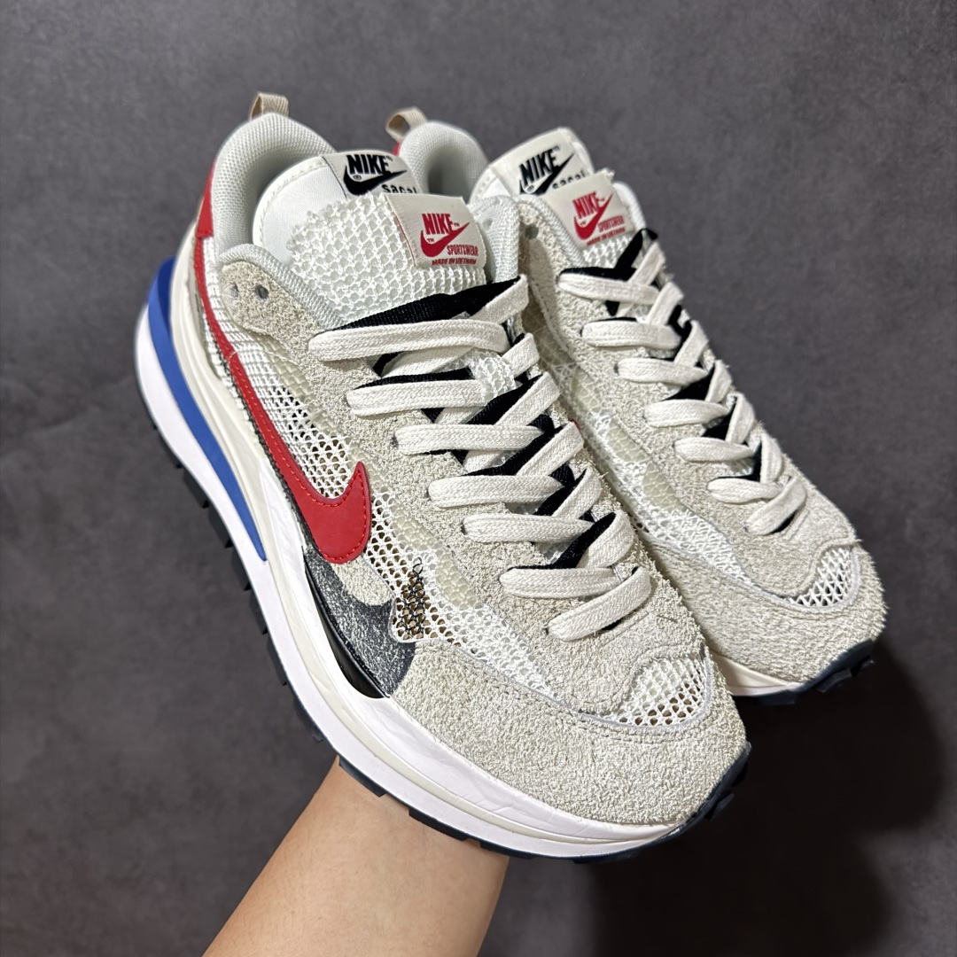 图片[9]-【公司级】Sacai x Nike VaporWaffle 华夫3.0圆头舒适低帮生活休闲鞋 – 鞋头设计：采用圆头设计，能够为脚趾提供较为充裕的空间，避免挤脚，穿着更加舒适，同时也使鞋型看起来更加饱满。 ​- 设计风格：作为sacai与Nike的联名款，该鞋款延续了sacai独特的解构主义设计风格，将Nike的经典元素进行重新组合与叠加，如双鞋舌、双鞋带、双Swoosh标志等，展现出强烈的层次感和独特的时尚感。 – 鞋底性能：中底采用双层泡沫中底，结合了Nike Vaporfly的现代中底技术和1983年Pegasus的复古中底设计，提供良好的缓震效果。外底为经典的Waffle华夫底，抓地力强，适合多种地面行走。 ​货号：CV1363-001 尺码：36-47.5-选品中心