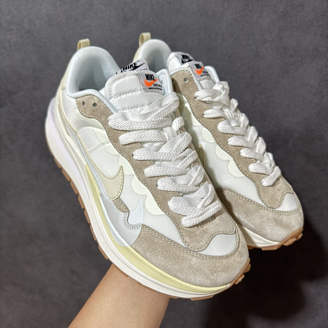 图片[5]-【公司级】Sacai x Nike VaporWaffle 华夫3.0圆头舒适低帮生活休闲鞋 – 鞋头设计：采用圆头设计，能够为脚趾提供较为充裕的空间，避免挤脚，穿着更加舒适，同时也使鞋型看起来更加饱满。 ​- 设计风格：作为sacai与Nike的联名款，该鞋款延续了sacai独特的解构主义设计风格，将Nike的经典元素进行重新组合与叠加，如双鞋舌、双鞋带、双Swoosh标志等，展现出强烈的层次感和独特的时尚感。 – 鞋底性能：中底采用双层泡沫中底，结合了Nike Vaporfly的现代中底技术和1983年Pegasus的复古中底设计，提供良好的缓震效果。外底为经典的Waffle华夫底，抓地力强，适合多种地面行走。 ​货号：CV1363-001 尺码：36-47.5-选品中心