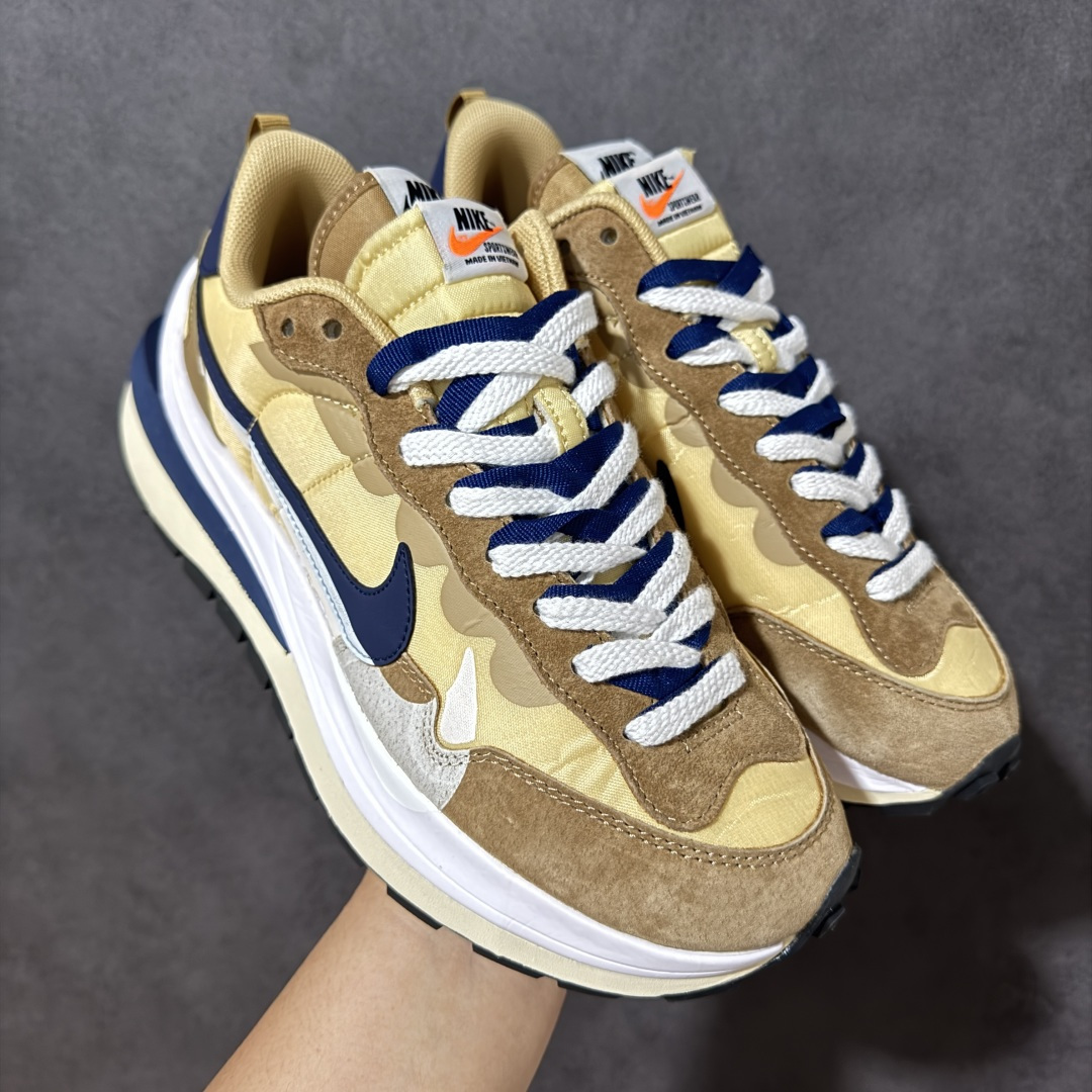 图片[6]-【公司级】Sacai x Nike VaporWaffle 华夫3.0圆头舒适低帮生活休闲鞋 – 鞋头设计：采用圆头设计，能够为脚趾提供较为充裕的空间，避免挤脚，穿着更加舒适，同时也使鞋型看起来更加饱满。 ​- 设计风格：作为sacai与Nike的联名款，该鞋款延续了sacai独特的解构主义设计风格，将Nike的经典元素进行重新组合与叠加，如双鞋舌、双鞋带、双Swoosh标志等，展现出强烈的层次感和独特的时尚感。 – 鞋底性能：中底采用双层泡沫中底，结合了Nike Vaporfly的现代中底技术和1983年Pegasus的复古中底设计，提供良好的缓震效果。外底为经典的Waffle华夫底，抓地力强，适合多种地面行走。 ​货号：CV1363-001 尺码：36-47.5-选品中心
