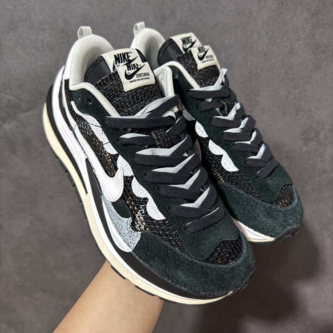 【公司级】Sacai x Nike VaporWaffle 华夫3.0圆头舒适低帮生活休闲鞋 - 鞋头设计:采用圆头设计,能够为脚趾提供较为充裕的空间,避免挤脚,穿着更加舒适,同时也使鞋型看起来更加饱满。 - 设计风格:作为sacai与Nike的联名款,该鞋款延续了sacai独特的解构主义设计风格,将Nike的经典元素进行重新组合与叠加,如双鞋舌、双鞋带、双Swoosh标志等,展现出强烈的层次感和独特的时尚感。 - 鞋底性能:中底采用双层泡沫中底,结合了Nike Vaporfly的现代中底技术和1983年Pegasus的复古中底设计,提供良好的缓震效果。外底为经典的Waffle华夫底,抓地力强,适合多种地面行走。 货号:CV1363-001 尺码:36-47.5-选品中心