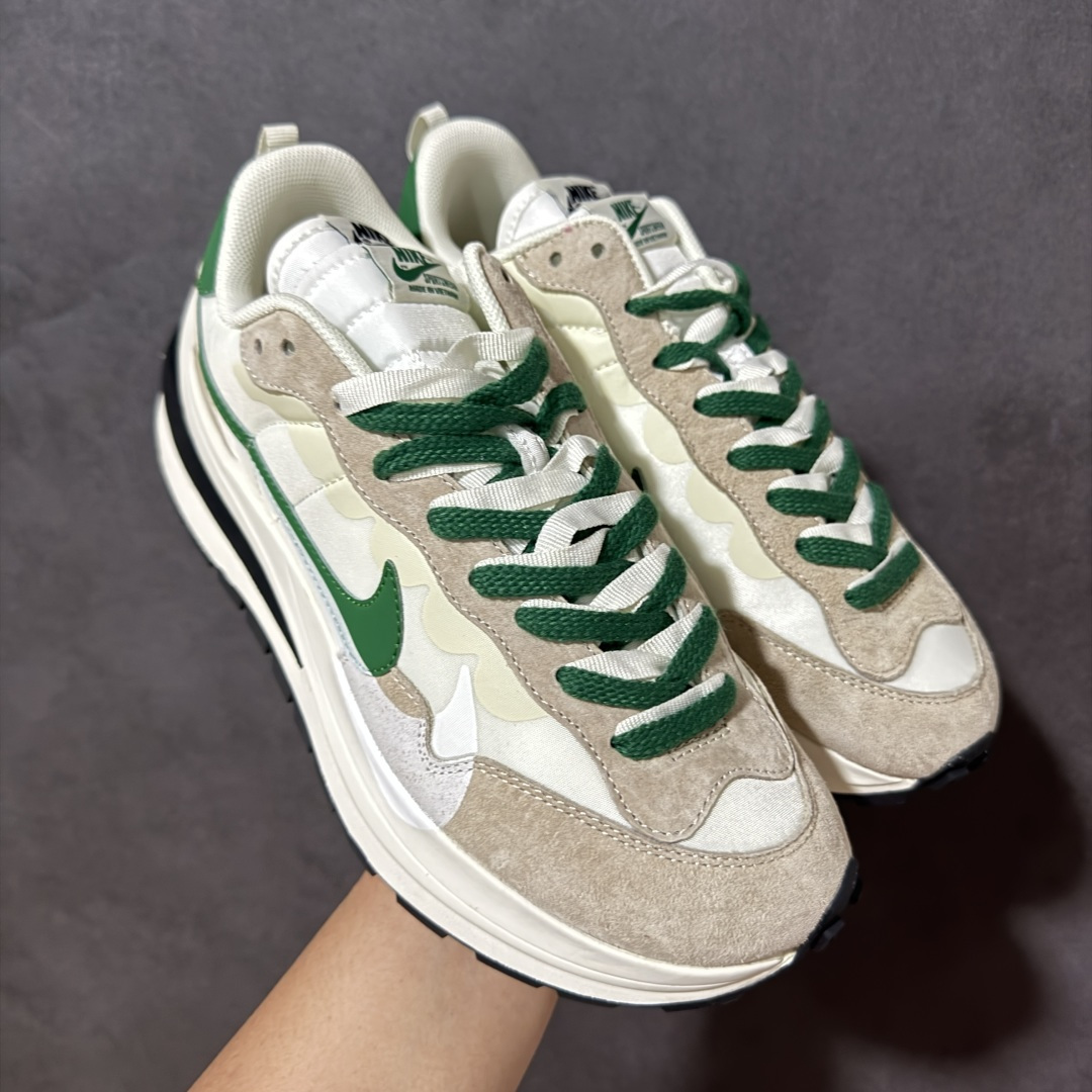 图片[4]-【公司级】Sacai x Nike VaporWaffle 华夫3.0圆头舒适低帮生活休闲鞋 – 鞋头设计：采用圆头设计，能够为脚趾提供较为充裕的空间，避免挤脚，穿着更加舒适，同时也使鞋型看起来更加饱满。 ​- 设计风格：作为sacai与Nike的联名款，该鞋款延续了sacai独特的解构主义设计风格，将Nike的经典元素进行重新组合与叠加，如双鞋舌、双鞋带、双Swoosh标志等，展现出强烈的层次感和独特的时尚感。 – 鞋底性能：中底采用双层泡沫中底，结合了Nike Vaporfly的现代中底技术和1983年Pegasus的复古中底设计，提供良好的缓震效果。外底为经典的Waffle华夫底，抓地力强，适合多种地面行走。 ​货号：CV1363-001 尺码：36-47.5-选品中心