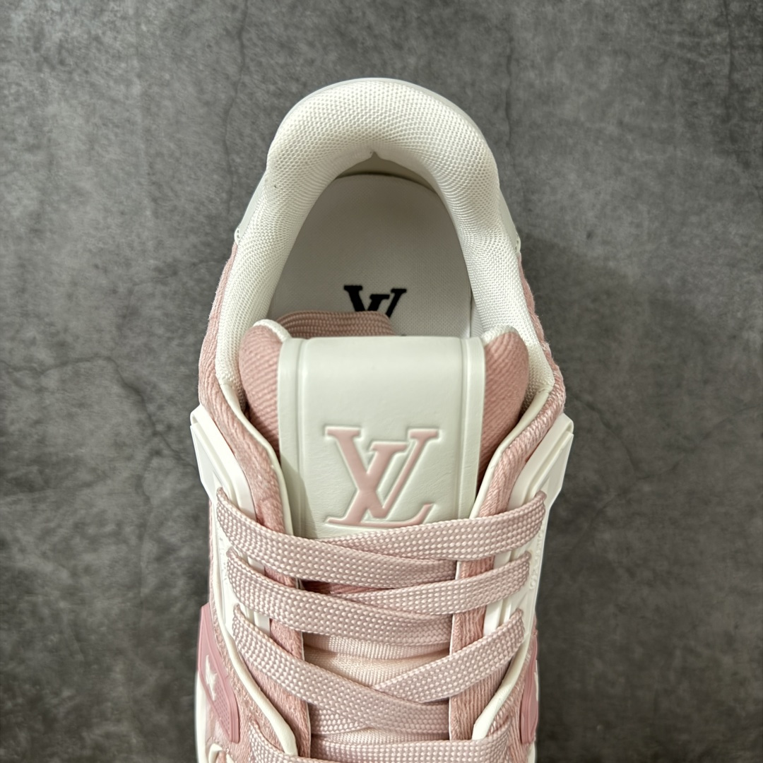图片[8]-【佛山顶级超A版】Louis Vuitton LV Trainer系列 粉牛仔 仓库现货 当天可取 私人订单 专柜混卖零售专供 所有配色均为购买原版复刻 整体版型 皮料 市场独一无二 后跟版型都可以自行对比[机智]吊打市场所有货 怒甩十条街，欢迎拿市场各大工厂的货来对比！ 鞋舌烫金超正 压印程度秒杀市面90%以上的高端货 新配色陆续开发出货 尺码：35-40-选品中心