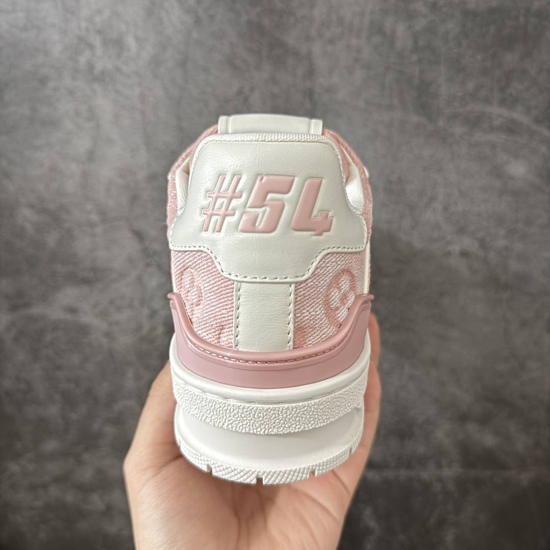 图片[4]-【佛山顶级超A版】Louis Vuitton LV Trainer系列 粉牛仔 仓库现货 当天可取 私人订单 专柜混卖零售专供 所有配色均为购买原版复刻 整体版型 皮料 市场独一无二 后跟版型都可以自行对比[机智]吊打市场所有货 怒甩十条街，欢迎拿市场各大工厂的货来对比！ 鞋舌烫金超正 压印程度秒杀市面90%以上的高端货 新配色陆续开发出货 尺码：35-40-选品中心