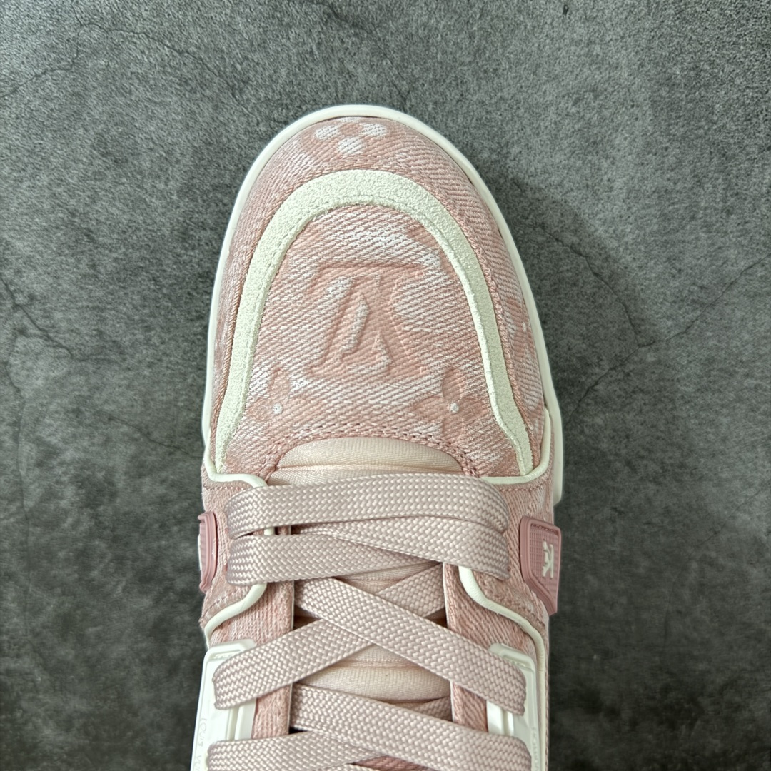 图片[5]-【佛山顶级超A版】Louis Vuitton LV Trainer系列 粉牛仔 仓库现货 当天可取 私人订单 专柜混卖零售专供 所有配色均为购买原版复刻 整体版型 皮料 市场独一无二 后跟版型都可以自行对比[机智]吊打市场所有货 怒甩十条街，欢迎拿市场各大工厂的货来对比！ 鞋舌烫金超正 压印程度秒杀市面90%以上的高端货 新配色陆续开发出货 尺码：35-40-选品中心