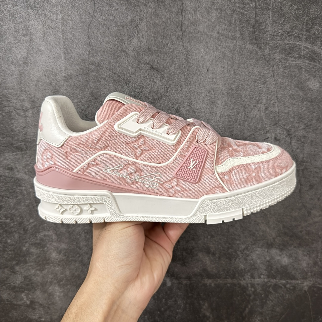 【佛山顶级超A版】Louis Vuitton LV Trainer系列 粉牛仔 仓库现货 当天可取 私人订单 专柜混卖零售专供 所有配色均为购买原版复刻 整体版型 皮料 市场独一无二 后跟版型都可以自行对比[机智]吊打市场所有货 怒甩十条街，欢迎拿市场各大工厂的货来对比！ 鞋舌烫金超正 压印程度秒杀市面90%以上的高端货 新配色陆续开发出货 尺码：35-40-选品中心