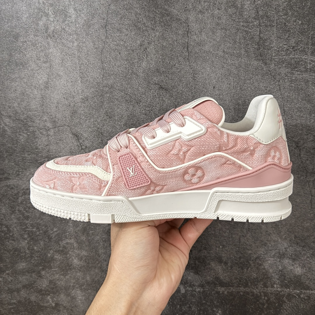 图片[2]-【佛山顶级超A版】Louis Vuitton LV Trainer系列 粉牛仔 仓库现货 当天可取 私人订单 专柜混卖零售专供 所有配色均为购买原版复刻 整体版型 皮料 市场独一无二 后跟版型都可以自行对比[机智]吊打市场所有货 怒甩十条街，欢迎拿市场各大工厂的货来对比！ 鞋舌烫金超正 压印程度秒杀市面90%以上的高端货 新配色陆续开发出货 尺码：35-40-选品中心