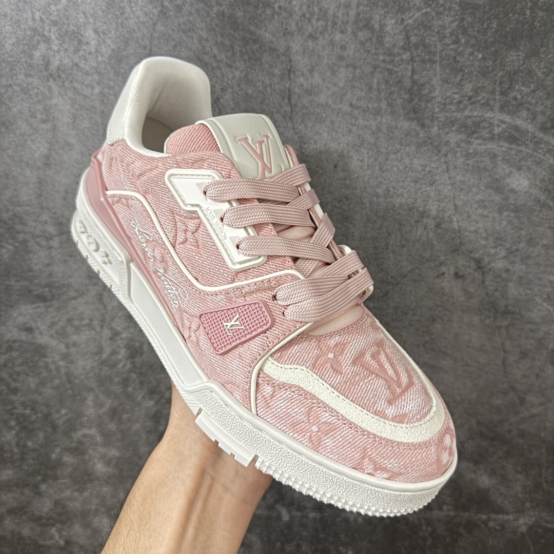 图片[3]-【佛山顶级超A版】Louis Vuitton LV Trainer系列 粉牛仔 仓库现货 当天可取 私人订单 专柜混卖零售专供 所有配色均为购买原版复刻 整体版型 皮料 市场独一无二 后跟版型都可以自行对比[机智]吊打市场所有货 怒甩十条街，欢迎拿市场各大工厂的货来对比！ 鞋舌烫金超正 压印程度秒杀市面90%以上的高端货 新配色陆续开发出货 尺码：35-40-选品中心