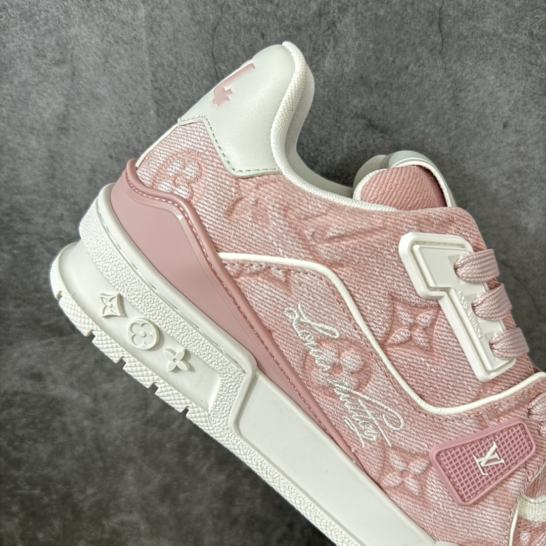 图片[7]-【佛山顶级超A版】Louis Vuitton LV Trainer系列 粉牛仔 仓库现货 当天可取 私人订单 专柜混卖零售专供 所有配色均为购买原版复刻 整体版型 皮料 市场独一无二 后跟版型都可以自行对比[机智]吊打市场所有货 怒甩十条街，欢迎拿市场各大工厂的货来对比！ 鞋舌烫金超正 压印程度秒杀市面90%以上的高端货 新配色陆续开发出货 尺码：35-40-选品中心