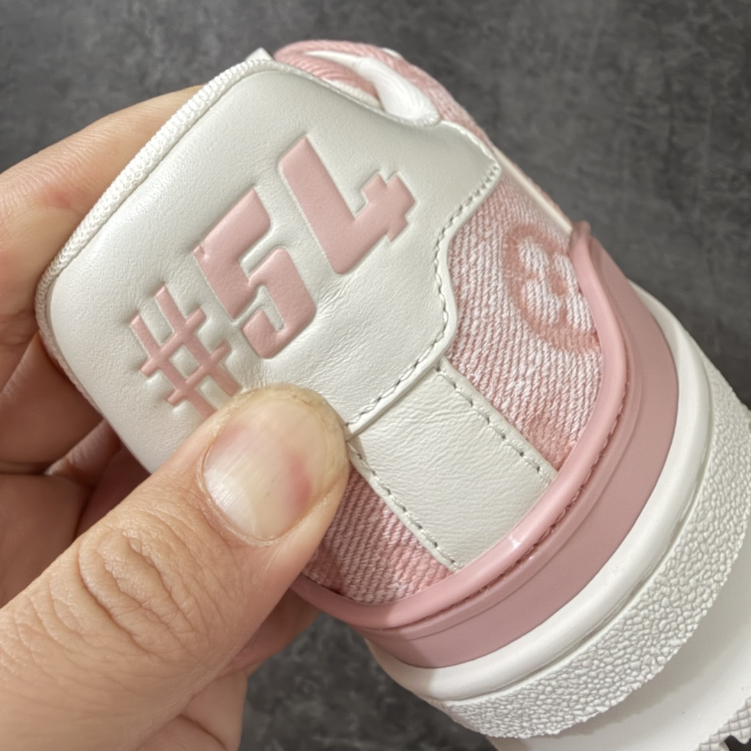 图片[2]-【佛山顶级超A版】Louis Vuitton LV Trainer系列 粉牛仔 仓库现货 当天可取 私人订单 专柜混卖零售专供 所有配色均为购买原版复刻 整体版型 皮料 市场独一无二 后跟版型都可以自行对比[机智]吊打市场所有货 怒甩十条街，欢迎拿市场各大工厂的货来对比！ 鞋舌烫金超正 压印程度秒杀市面90%以上的高端货 新配色陆续开发出货 尺码：35-40-选品中心