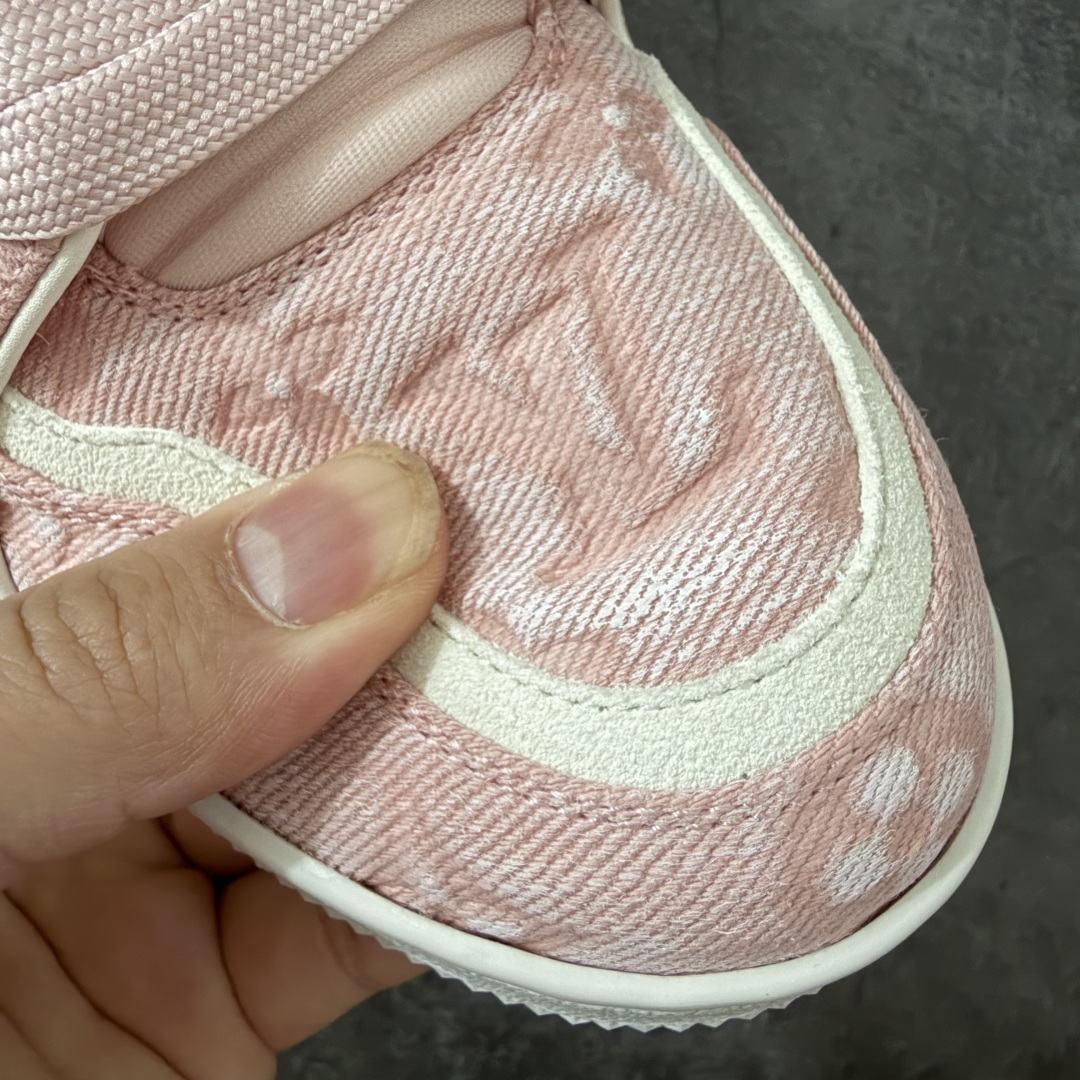 图片[5]-【佛山顶级超A版】Louis Vuitton LV Trainer系列 粉牛仔 仓库现货 当天可取 私人订单 专柜混卖零售专供 所有配色均为购买原版复刻 整体版型 皮料 市场独一无二 后跟版型都可以自行对比[机智]吊打市场所有货 怒甩十条街，欢迎拿市场各大工厂的货来对比！ 鞋舌烫金超正 压印程度秒杀市面90%以上的高端货 新配色陆续开发出货 尺码：35-40-选品中心
