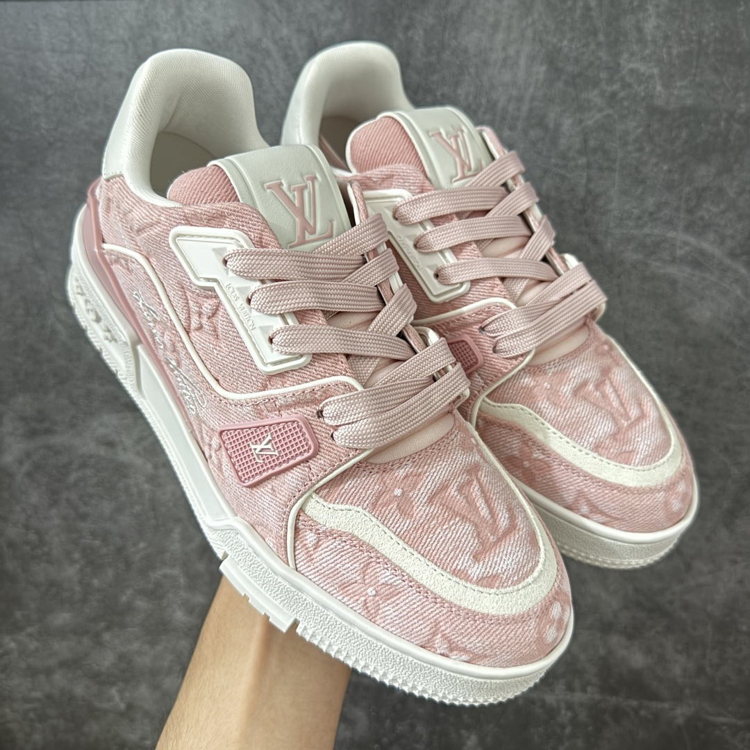 【佛山顶级超A版】Louis Vuitton LV Trainer系列 粉牛仔 仓库现货 当天可取 私人订单 专柜混卖零售专供 所有配色均为购买原版复刻 整体版型 皮料 市场独一无二 后跟版型都可以自行对比[机智]吊打市场所有货 怒甩十条街，欢迎拿市场各大工厂的货来对比！ 鞋舌烫金超正 压印程度秒杀市面90%以上的高端货 新配色陆续开发出货 尺码：35-40-选品中心