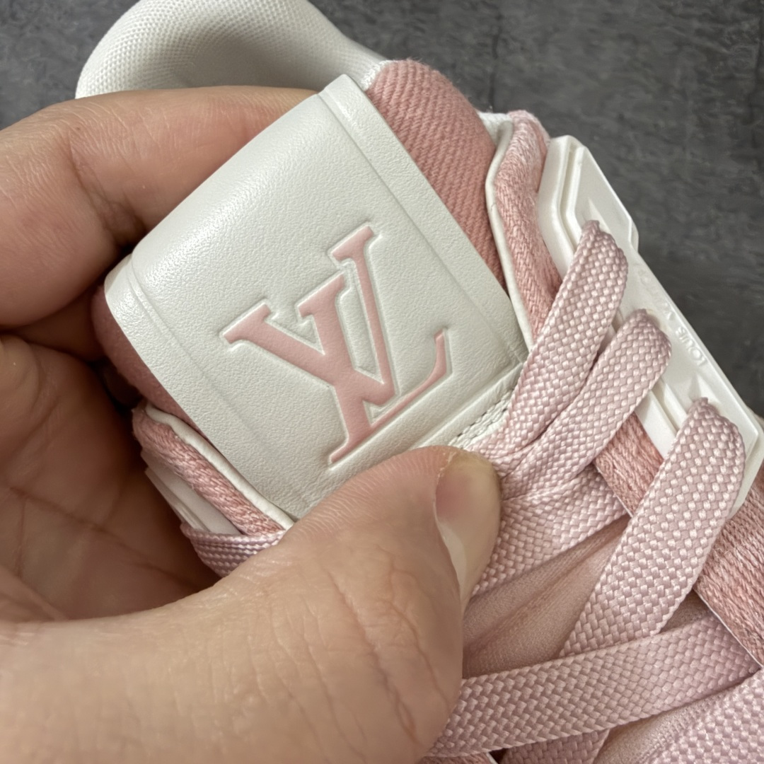 图片[6]-【佛山顶级超A版】Louis Vuitton LV Trainer系列 粉牛仔 仓库现货 当天可取 私人订单 专柜混卖零售专供 所有配色均为购买原版复刻 整体版型 皮料 市场独一无二 后跟版型都可以自行对比[机智]吊打市场所有货 怒甩十条街，欢迎拿市场各大工厂的货来对比！ 鞋舌烫金超正 压印程度秒杀市面90%以上的高端货 新配色陆续开发出货 尺码：35-40-选品中心