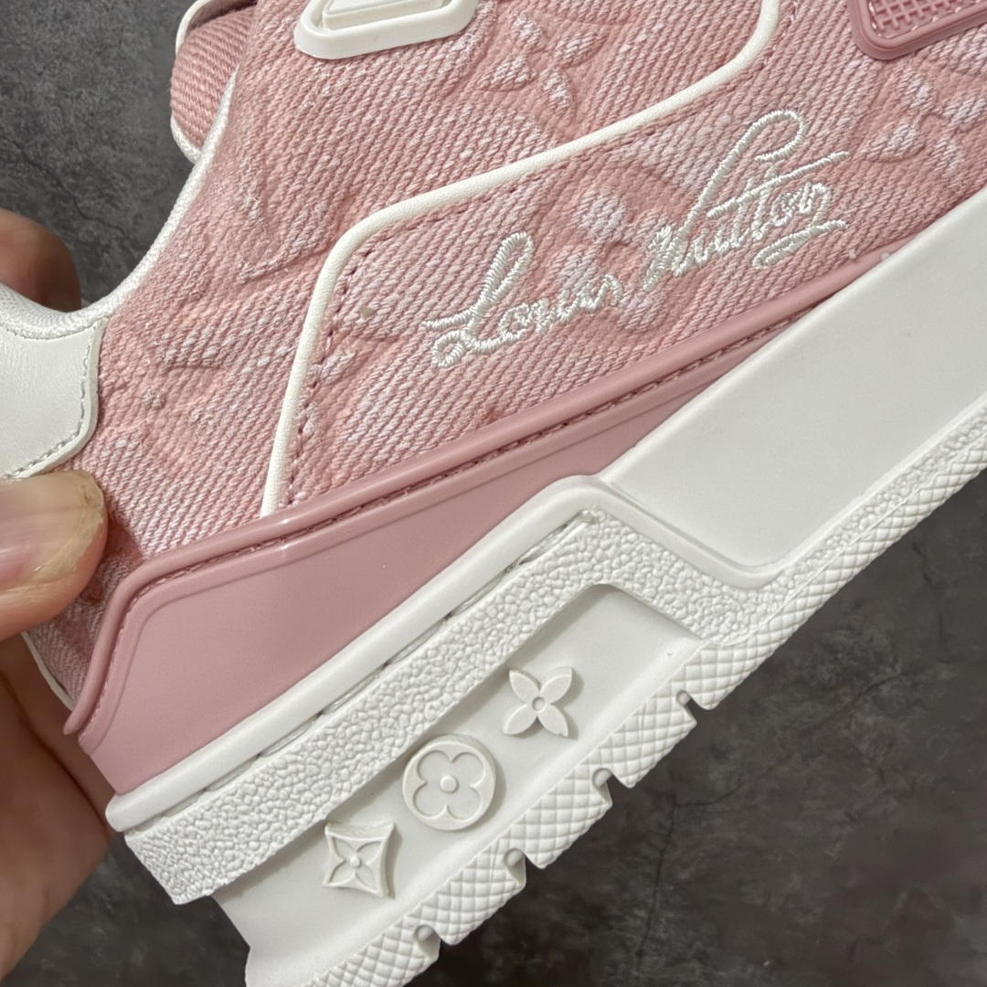 图片[3]-【佛山顶级超A版】Louis Vuitton LV Trainer系列 粉牛仔 仓库现货 当天可取 私人订单 专柜混卖零售专供 所有配色均为购买原版复刻 整体版型 皮料 市场独一无二 后跟版型都可以自行对比[机智]吊打市场所有货 怒甩十条街，欢迎拿市场各大工厂的货来对比！ 鞋舌烫金超正 压印程度秒杀市面90%以上的高端货 新配色陆续开发出货 尺码：35-40-选品中心