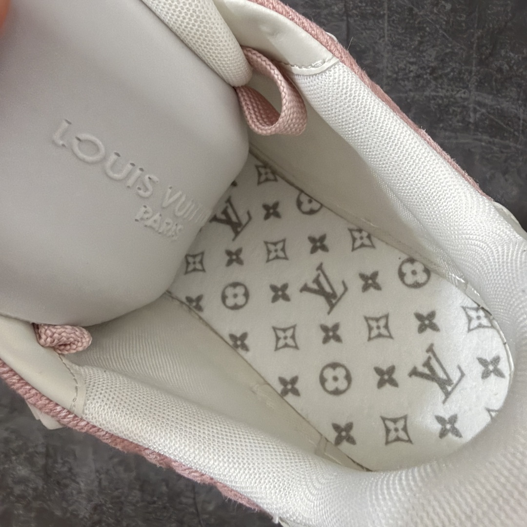 图片[9]-【佛山顶级超A版】Louis Vuitton LV Trainer系列 粉牛仔 仓库现货 当天可取 私人订单 专柜混卖零售专供 所有配色均为购买原版复刻 整体版型 皮料 市场独一无二 后跟版型都可以自行对比[机智]吊打市场所有货 怒甩十条街，欢迎拿市场各大工厂的货来对比！ 鞋舌烫金超正 压印程度秒杀市面90%以上的高端货 新配色陆续开发出货 尺码：35-40-选品中心