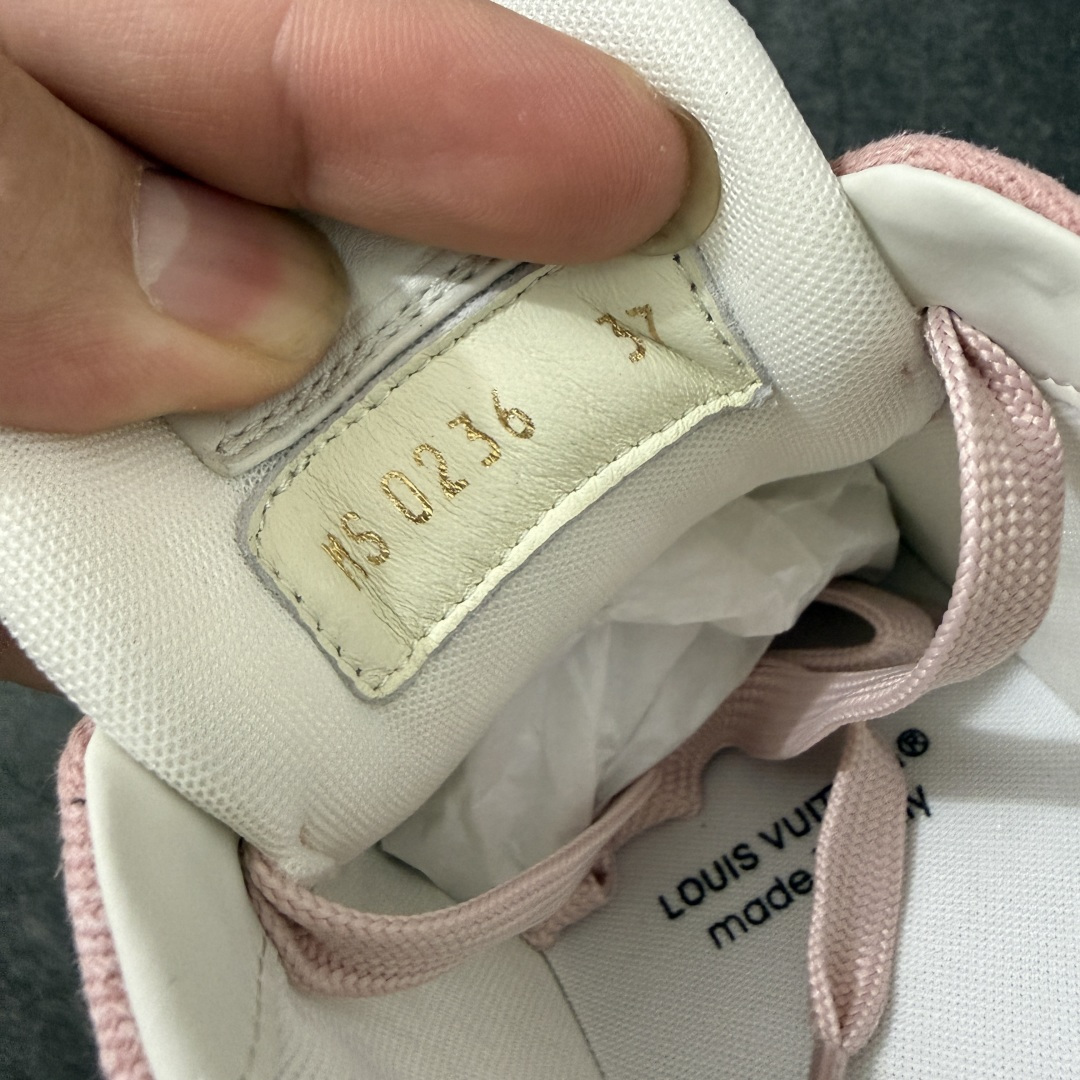 图片[7]-【佛山顶级超A版】Louis Vuitton LV Trainer系列 粉牛仔 仓库现货 当天可取 私人订单 专柜混卖零售专供 所有配色均为购买原版复刻 整体版型 皮料 市场独一无二 后跟版型都可以自行对比[机智]吊打市场所有货 怒甩十条街，欢迎拿市场各大工厂的货来对比！ 鞋舌烫金超正 压印程度秒杀市面90%以上的高端货 新配色陆续开发出货 尺码：35-40-选品中心