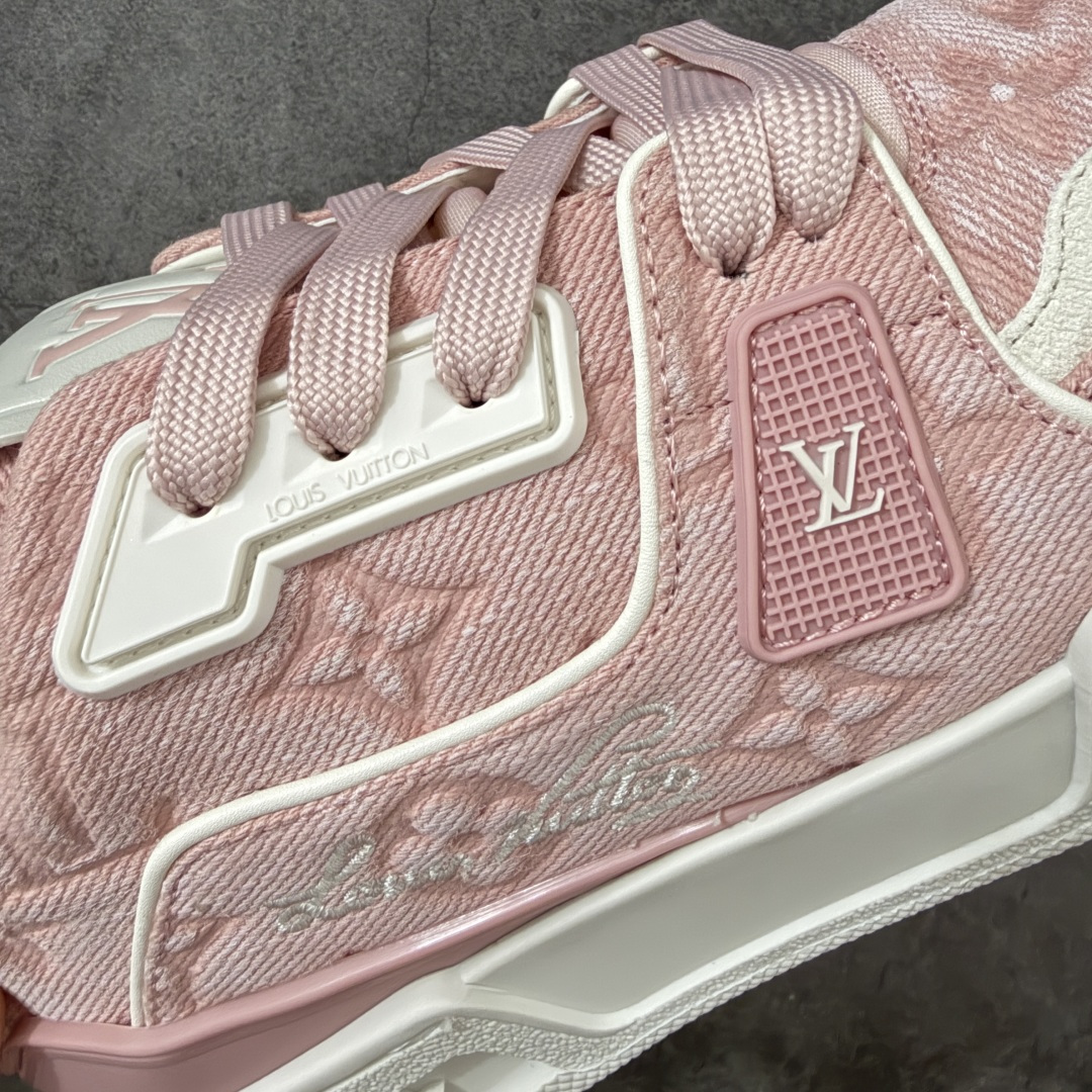 图片[4]-【佛山顶级超A版】Louis Vuitton LV Trainer系列 粉牛仔 仓库现货 当天可取 私人订单 专柜混卖零售专供 所有配色均为购买原版复刻 整体版型 皮料 市场独一无二 后跟版型都可以自行对比[机智]吊打市场所有货 怒甩十条街，欢迎拿市场各大工厂的货来对比！ 鞋舌烫金超正 压印程度秒杀市面90%以上的高端货 新配色陆续开发出货 尺码：35-40-选品中心