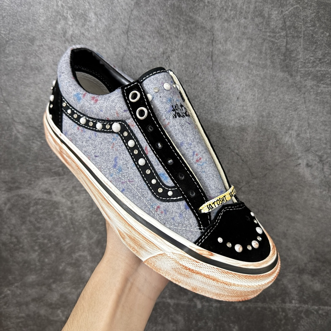 图片[3]-【公司级】万斯Vans Premium Pearlized 珍珠做旧拼色！ 货号：VN000S52BLK 尺码：35 36 36.5 37 38 38.5 39 40 40.5 41 42 42.5 43 44 LX Old Skool 36 Pearlized 的设计灵感源自一双历经岁月打磨、旅途洗礼，并被悉心修补与重塑的鞋款。整双鞋以“旧”为核心设计语言，设计师在鞋身各处的裁片与鞋面上融入了断线、破坏等细节处理，包边与鞋带处的做旧擦痕，也直观强化了鞋款的复古质感。 两双鞋款从鞋头到侧边条纹缀满大小各异的珍珠与水钻，散发出艺术品般的独特气质，为街头美学注入新内涵。配色上推出纯白与黑粉两款，风格迥异却同样致敬复古灵魂。-选品中心