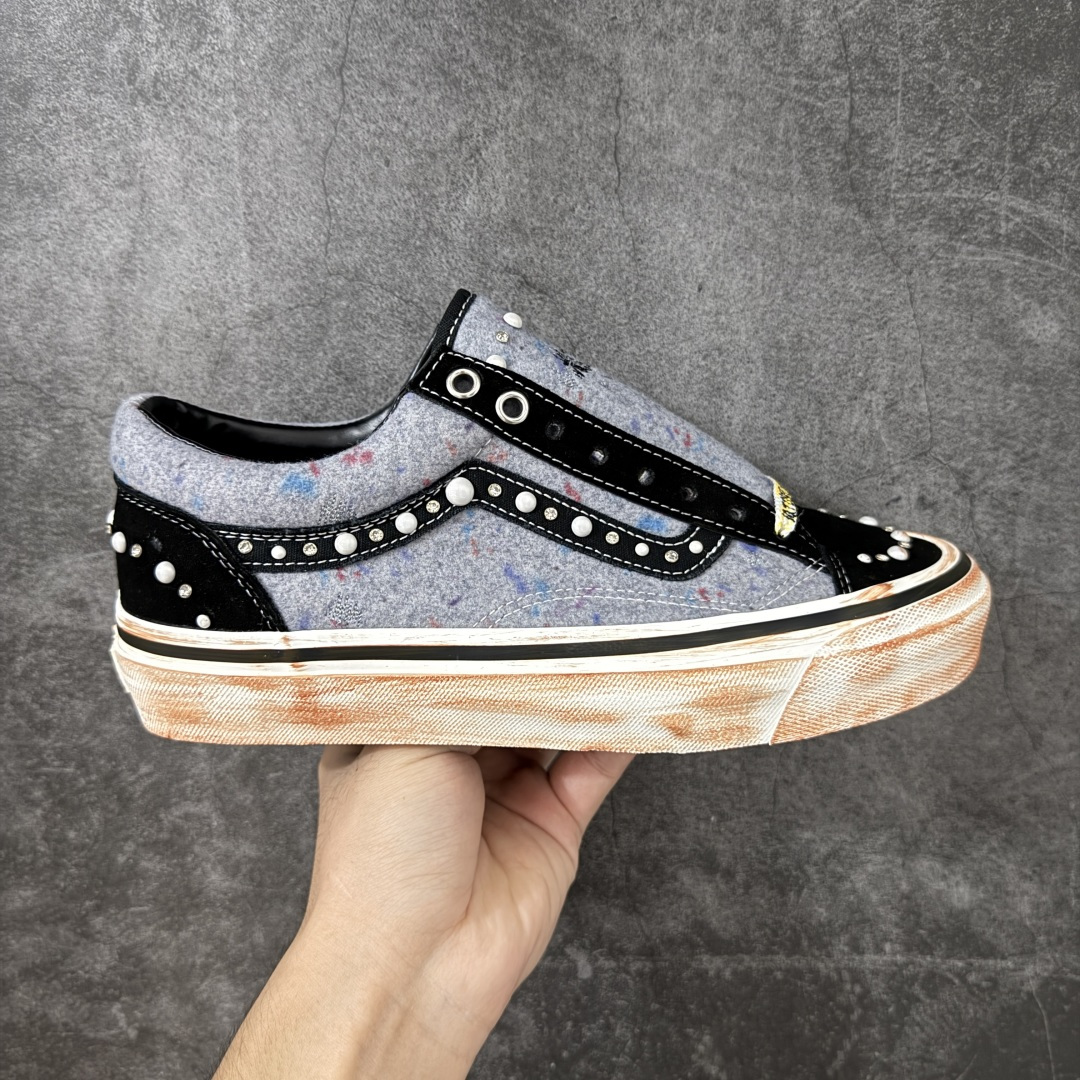 【公司级】万斯Vans Premium Pearlized 珍珠做旧拼色！ 货号：VN000S52BLK 尺码：35 36 36.5 37 38 38.5 39 40 40.5 41 42 42.5 43 44 LX Old Skool 36 Pearlized 的设计灵感源自一双历经岁月打磨、旅途洗礼，并被悉心修补与重塑的鞋款。整双鞋以“旧”为核心设计语言，设计师在鞋身各处的裁片与鞋面上融入了断线、破坏等细节处理，包边与鞋带处的做旧擦痕，也直观强化了鞋款的复古质感。 两双鞋款从鞋头到侧边条纹缀满大小各异的珍珠与水钻，散发出艺术品般的独特气质，为街头美学注入新内涵。配色上推出纯白与黑粉两款，风格迥异却同样致敬复古灵魂。-选品中心
