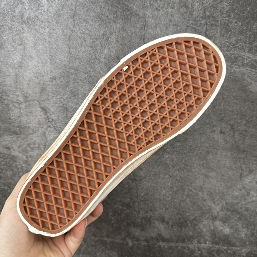 图片[9]-【公司级】万斯Vans Premium Pearlized 珍珠做旧拼色！ 货号：VN000S52BLK 尺码：35 36 36.5 37 38 38.5 39 40 40.5 41 42 42.5 43 44 LX Old Skool 36 Pearlized 的设计灵感源自一双历经岁月打磨、旅途洗礼，并被悉心修补与重塑的鞋款。整双鞋以“旧”为核心设计语言，设计师在鞋身各处的裁片与鞋面上融入了断线、破坏等细节处理，包边与鞋带处的做旧擦痕，也直观强化了鞋款的复古质感。 两双鞋款从鞋头到侧边条纹缀满大小各异的珍珠与水钻，散发出艺术品般的独特气质，为街头美学注入新内涵。配色上推出纯白与黑粉两款，风格迥异却同样致敬复古灵魂。-选品中心