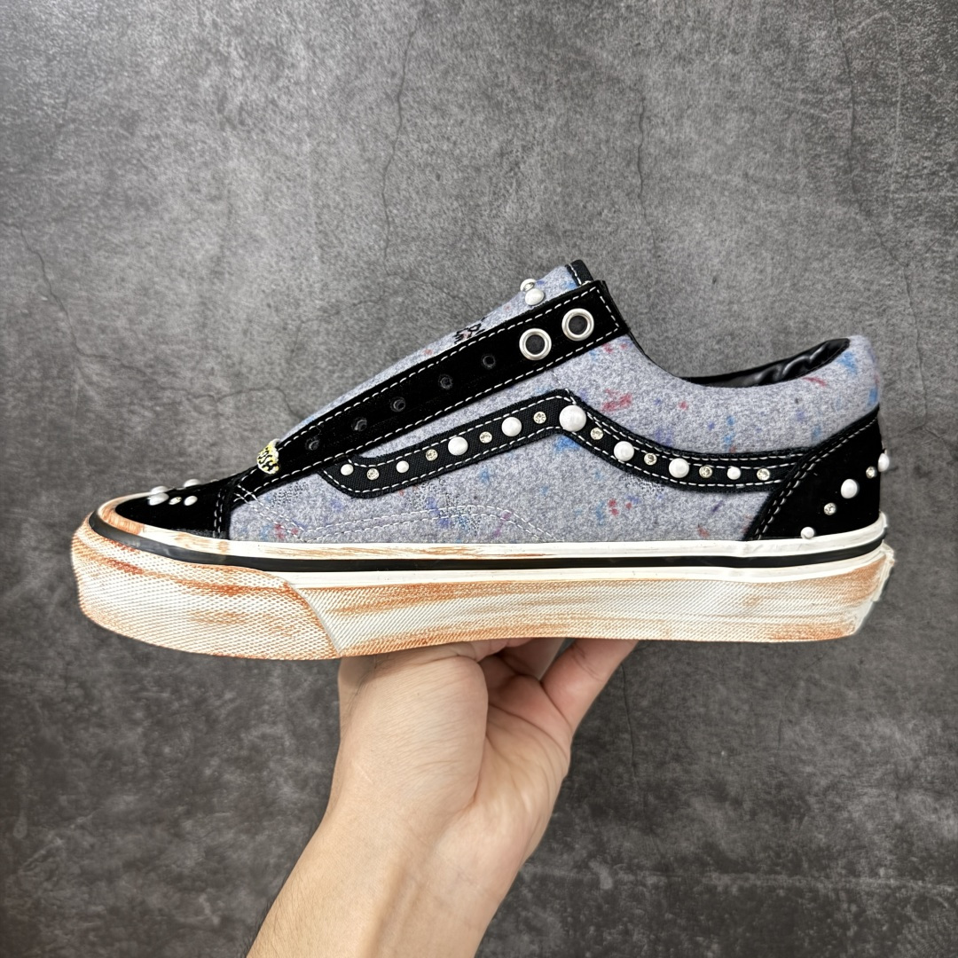图片[2]-【公司级】万斯Vans Premium Pearlized 珍珠做旧拼色！ 货号：VN000S52BLK 尺码：35 36 36.5 37 38 38.5 39 40 40.5 41 42 42.5 43 44 LX Old Skool 36 Pearlized 的设计灵感源自一双历经岁月打磨、旅途洗礼，并被悉心修补与重塑的鞋款。整双鞋以“旧”为核心设计语言，设计师在鞋身各处的裁片与鞋面上融入了断线、破坏等细节处理，包边与鞋带处的做旧擦痕，也直观强化了鞋款的复古质感。 两双鞋款从鞋头到侧边条纹缀满大小各异的珍珠与水钻，散发出艺术品般的独特气质，为街头美学注入新内涵。配色上推出纯白与黑粉两款，风格迥异却同样致敬复古灵魂。-选品中心