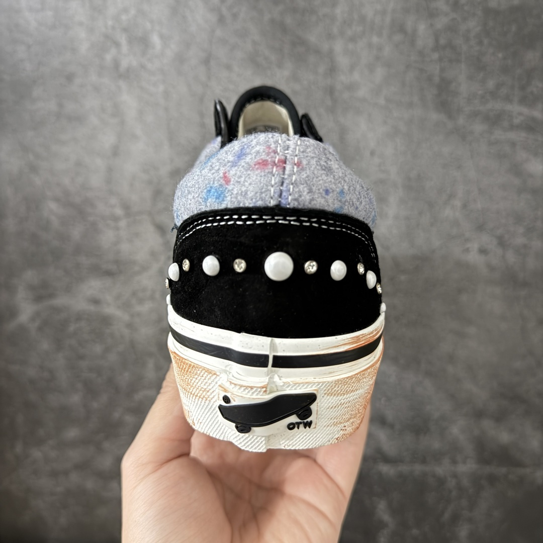 图片[4]-【公司级】万斯Vans Premium Pearlized 珍珠做旧拼色！ 货号：VN000S52BLK 尺码：35 36 36.5 37 38 38.5 39 40 40.5 41 42 42.5 43 44 LX Old Skool 36 Pearlized 的设计灵感源自一双历经岁月打磨、旅途洗礼，并被悉心修补与重塑的鞋款。整双鞋以“旧”为核心设计语言，设计师在鞋身各处的裁片与鞋面上融入了断线、破坏等细节处理，包边与鞋带处的做旧擦痕，也直观强化了鞋款的复古质感。 两双鞋款从鞋头到侧边条纹缀满大小各异的珍珠与水钻，散发出艺术品般的独特气质，为街头美学注入新内涵。配色上推出纯白与黑粉两款，风格迥异却同样致敬复古灵魂。-选品中心
