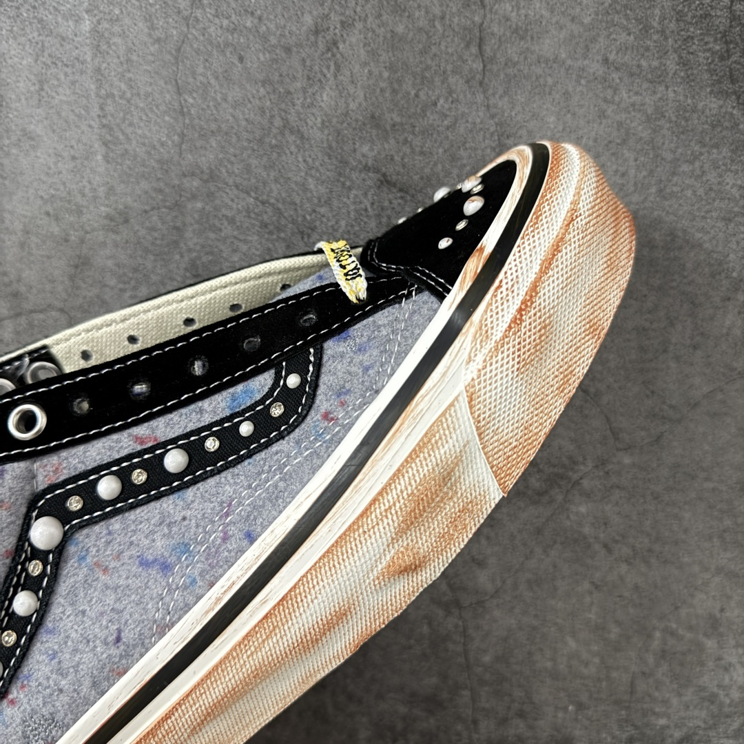 图片[6]-【公司级】万斯Vans Premium Pearlized 珍珠做旧拼色！ 货号：VN000S52BLK 尺码：35 36 36.5 37 38 38.5 39 40 40.5 41 42 42.5 43 44 LX Old Skool 36 Pearlized 的设计灵感源自一双历经岁月打磨、旅途洗礼，并被悉心修补与重塑的鞋款。整双鞋以“旧”为核心设计语言，设计师在鞋身各处的裁片与鞋面上融入了断线、破坏等细节处理，包边与鞋带处的做旧擦痕，也直观强化了鞋款的复古质感。 两双鞋款从鞋头到侧边条纹缀满大小各异的珍珠与水钻，散发出艺术品般的独特气质，为街头美学注入新内涵。配色上推出纯白与黑粉两款，风格迥异却同样致敬复古灵魂。-选品中心