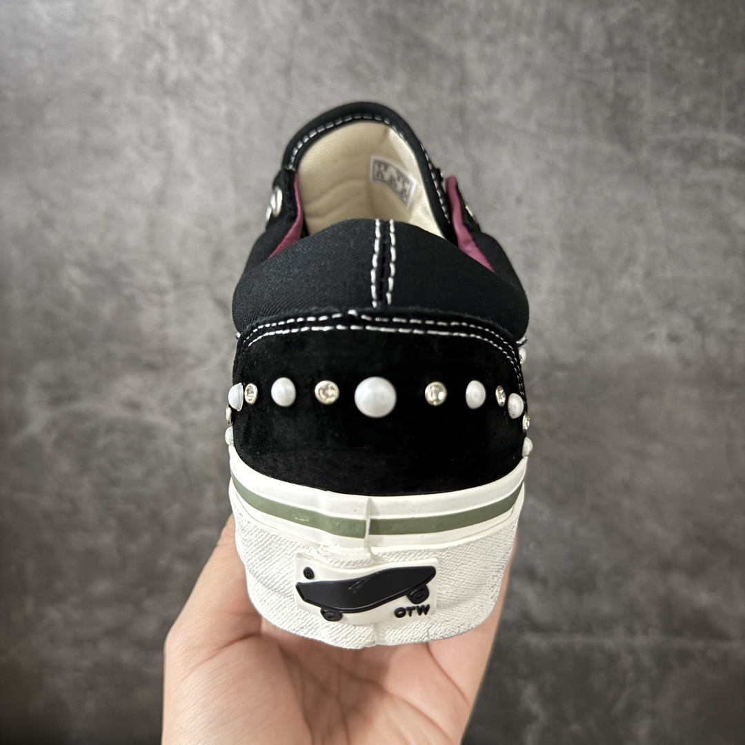 图片[4]-【公司级】万斯Vans Premium Pearlized 珍珠做旧黑！ 货号：VN000S52BLK 尺码：35 36 36.5 37 38 38.5 39 40 40.5 41 42 42.5 43 44 LX Old Skool 36 Pearlized 的设计灵感源自一双历经岁月打磨、旅途洗礼，并被悉心修补与重塑的鞋款。整双鞋以“旧”为核心设计语言，设计师在鞋身各处的裁片与鞋面上融入了断线、破坏等细节处理，包边与鞋带处的做旧擦痕，也直观强化了鞋款的复古质感。 两双鞋款从鞋头到侧边条纹缀满大小各异的珍珠与水钻，散发出艺术品般的独特气质，为街头美学注入新内涵。配色上推出纯白与黑粉两款，风格迥异却同样致敬复古灵魂。-选品中心