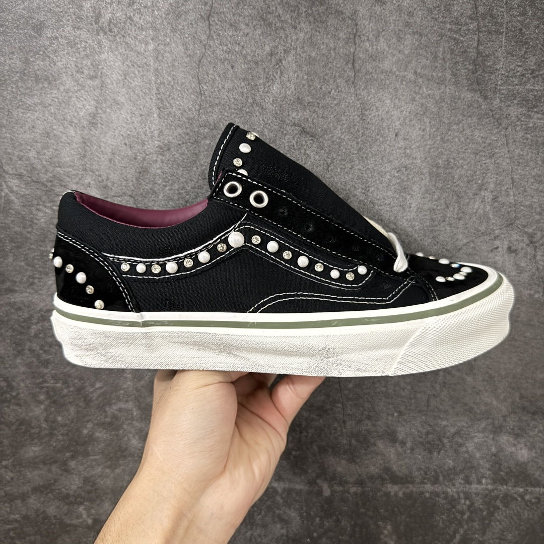 【公司级】万斯Vans Premium Pearlized 珍珠做旧黑！ 货号：VN000S52BLK 尺码：35 36 36.5 37 38 38.5 39 40 40.5 41 42 42.5 43 44 LX Old Skool 36 Pearlized 的设计灵感源自一双历经岁月打磨、旅途洗礼，并被悉心修补与重塑的鞋款。整双鞋以“旧”为核心设计语言，设计师在鞋身各处的裁片与鞋面上融入了断线、破坏等细节处理，包边与鞋带处的做旧擦痕，也直观强化了鞋款的复古质感。 两双鞋款从鞋头到侧边条纹缀满大小各异的珍珠与水钻，散发出艺术品般的独特气质，为街头美学注入新内涵。配色上推出纯白与黑粉两款，风格迥异却同样致敬复古灵魂。-选品中心
