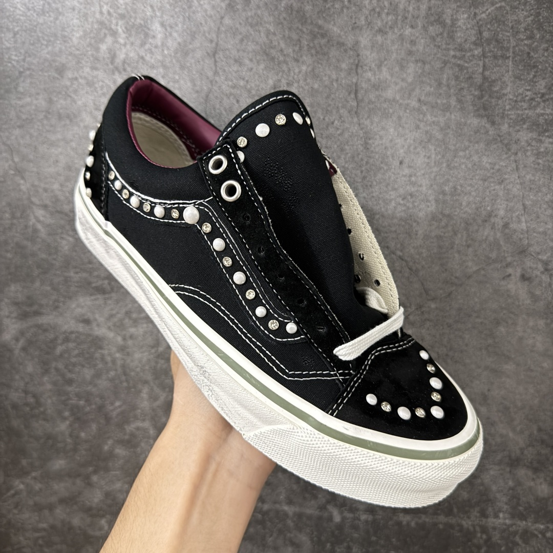 图片[3]-【公司级】万斯Vans Premium Pearlized 珍珠做旧黑！ 货号：VN000S52BLK 尺码：35 36 36.5 37 38 38.5 39 40 40.5 41 42 42.5 43 44 LX Old Skool 36 Pearlized 的设计灵感源自一双历经岁月打磨、旅途洗礼，并被悉心修补与重塑的鞋款。整双鞋以“旧”为核心设计语言，设计师在鞋身各处的裁片与鞋面上融入了断线、破坏等细节处理，包边与鞋带处的做旧擦痕，也直观强化了鞋款的复古质感。 两双鞋款从鞋头到侧边条纹缀满大小各异的珍珠与水钻，散发出艺术品般的独特气质，为街头美学注入新内涵。配色上推出纯白与黑粉两款，风格迥异却同样致敬复古灵魂。-选品中心