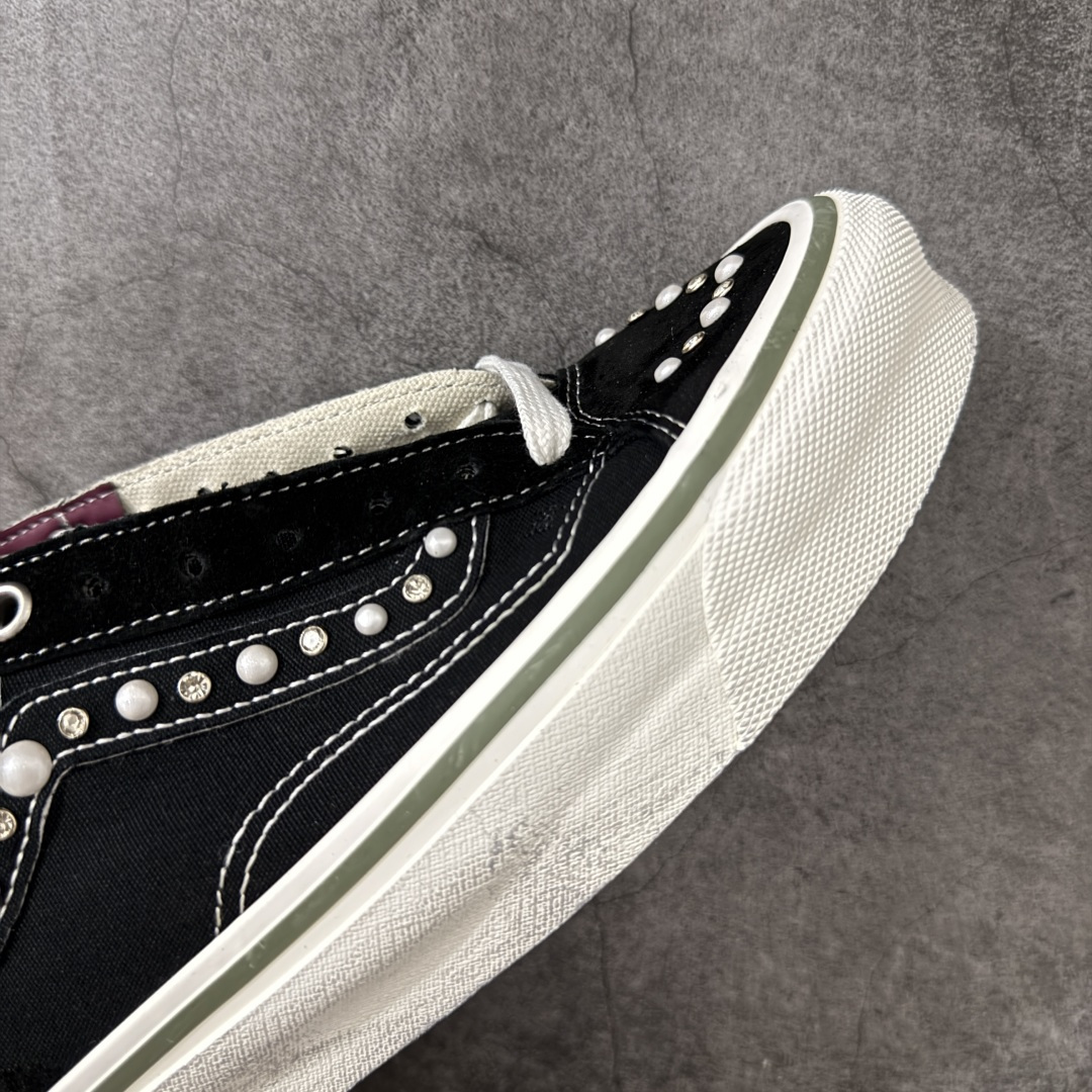 图片[6]-【公司级】万斯Vans Premium Pearlized 珍珠做旧黑！ 货号：VN000S52BLK 尺码：35 36 36.5 37 38 38.5 39 40 40.5 41 42 42.5 43 44 LX Old Skool 36 Pearlized 的设计灵感源自一双历经岁月打磨、旅途洗礼，并被悉心修补与重塑的鞋款。整双鞋以“旧”为核心设计语言，设计师在鞋身各处的裁片与鞋面上融入了断线、破坏等细节处理，包边与鞋带处的做旧擦痕，也直观强化了鞋款的复古质感。 两双鞋款从鞋头到侧边条纹缀满大小各异的珍珠与水钻，散发出艺术品般的独特气质，为街头美学注入新内涵。配色上推出纯白与黑粉两款，风格迥异却同样致敬复古灵魂。-选品中心