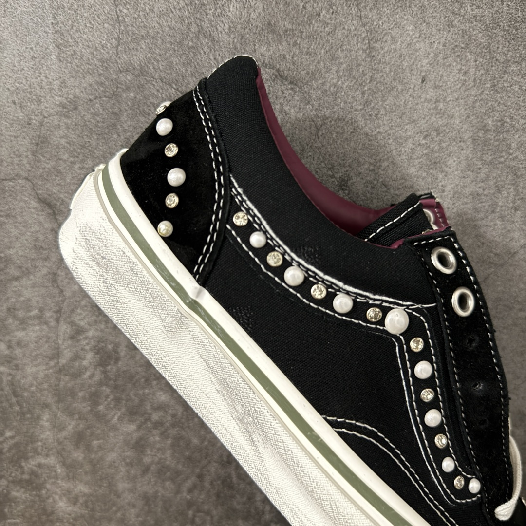 图片[7]-【公司级】万斯Vans Premium Pearlized 珍珠做旧黑！ 货号：VN000S52BLK 尺码：35 36 36.5 37 38 38.5 39 40 40.5 41 42 42.5 43 44 LX Old Skool 36 Pearlized 的设计灵感源自一双历经岁月打磨、旅途洗礼，并被悉心修补与重塑的鞋款。整双鞋以“旧”为核心设计语言，设计师在鞋身各处的裁片与鞋面上融入了断线、破坏等细节处理，包边与鞋带处的做旧擦痕，也直观强化了鞋款的复古质感。 两双鞋款从鞋头到侧边条纹缀满大小各异的珍珠与水钻，散发出艺术品般的独特气质，为街头美学注入新内涵。配色上推出纯白与黑粉两款，风格迥异却同样致敬复古灵魂。-选品中心