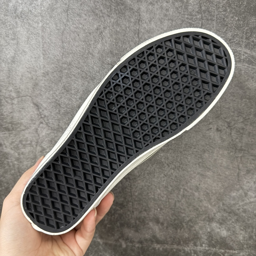 图片[9]-【公司级】万斯Vans Premium Pearlized 珍珠做旧黑！ 货号：VN000S52BLK 尺码：35 36 36.5 37 38 38.5 39 40 40.5 41 42 42.5 43 44 LX Old Skool 36 Pearlized 的设计灵感源自一双历经岁月打磨、旅途洗礼，并被悉心修补与重塑的鞋款。整双鞋以“旧”为核心设计语言，设计师在鞋身各处的裁片与鞋面上融入了断线、破坏等细节处理，包边与鞋带处的做旧擦痕，也直观强化了鞋款的复古质感。 两双鞋款从鞋头到侧边条纹缀满大小各异的珍珠与水钻，散发出艺术品般的独特气质，为街头美学注入新内涵。配色上推出纯白与黑粉两款，风格迥异却同样致敬复古灵魂。-选品中心