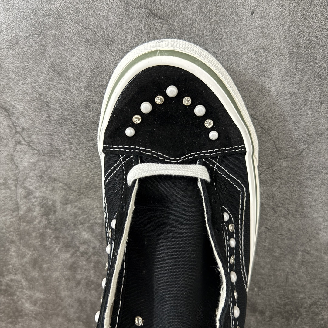 图片[5]-【公司级】万斯Vans Premium Pearlized 珍珠做旧黑！ 货号：VN000S52BLK 尺码：35 36 36.5 37 38 38.5 39 40 40.5 41 42 42.5 43 44 LX Old Skool 36 Pearlized 的设计灵感源自一双历经岁月打磨、旅途洗礼，并被悉心修补与重塑的鞋款。整双鞋以“旧”为核心设计语言，设计师在鞋身各处的裁片与鞋面上融入了断线、破坏等细节处理，包边与鞋带处的做旧擦痕，也直观强化了鞋款的复古质感。 两双鞋款从鞋头到侧边条纹缀满大小各异的珍珠与水钻，散发出艺术品般的独特气质，为街头美学注入新内涵。配色上推出纯白与黑粉两款，风格迥异却同样致敬复古灵魂。-选品中心