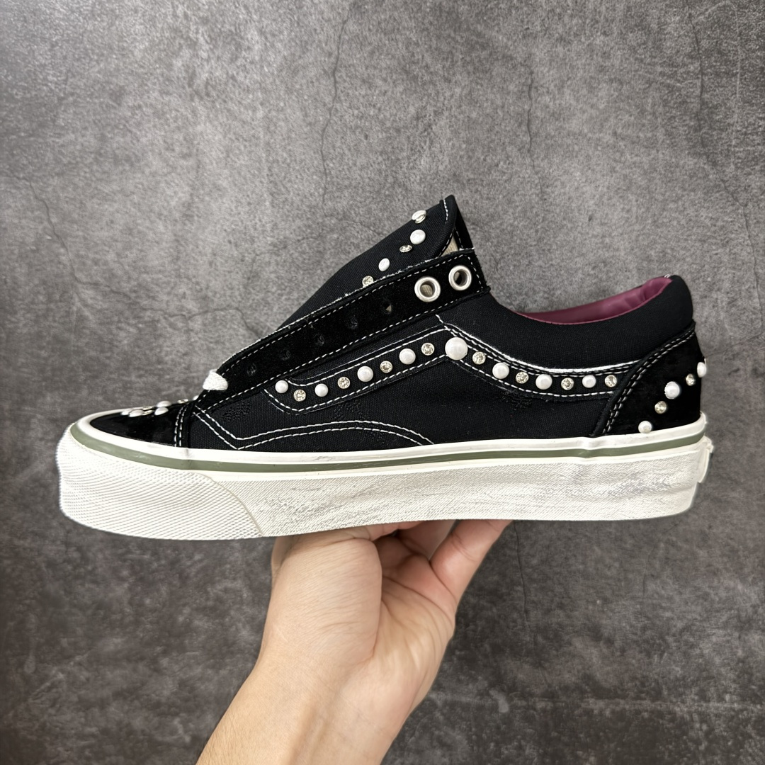 图片[2]-【公司级】万斯Vans Premium Pearlized 珍珠做旧黑！ 货号：VN000S52BLK 尺码：35 36 36.5 37 38 38.5 39 40 40.5 41 42 42.5 43 44 LX Old Skool 36 Pearlized 的设计灵感源自一双历经岁月打磨、旅途洗礼，并被悉心修补与重塑的鞋款。整双鞋以“旧”为核心设计语言，设计师在鞋身各处的裁片与鞋面上融入了断线、破坏等细节处理，包边与鞋带处的做旧擦痕，也直观强化了鞋款的复古质感。 两双鞋款从鞋头到侧边条纹缀满大小各异的珍珠与水钻，散发出艺术品般的独特气质，为街头美学注入新内涵。配色上推出纯白与黑粉两款，风格迥异却同样致敬复古灵魂。-选品中心