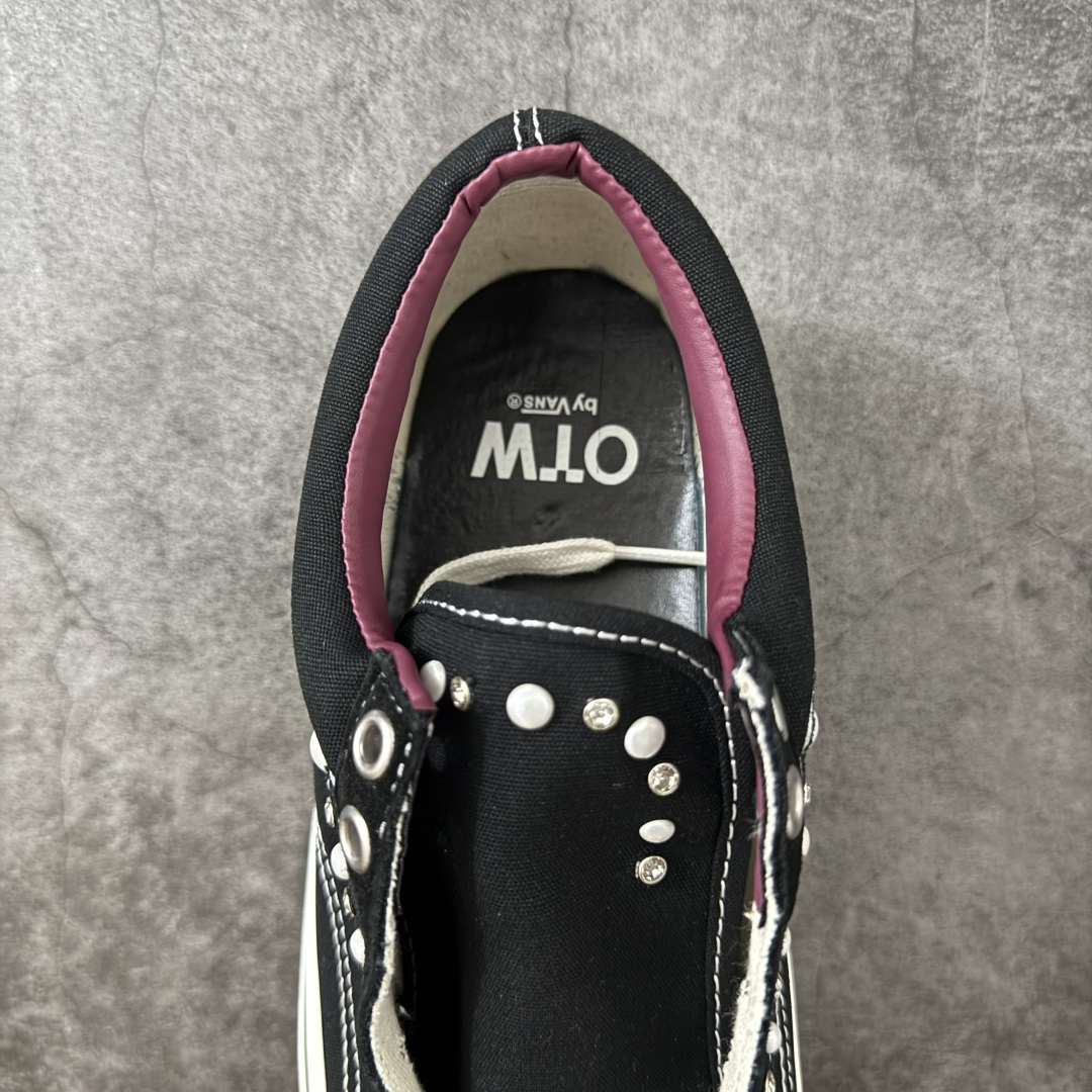 图片[8]-【公司级】万斯Vans Premium Pearlized 珍珠做旧黑！ 货号：VN000S52BLK 尺码：35 36 36.5 37 38 38.5 39 40 40.5 41 42 42.5 43 44 LX Old Skool 36 Pearlized 的设计灵感源自一双历经岁月打磨、旅途洗礼，并被悉心修补与重塑的鞋款。整双鞋以“旧”为核心设计语言，设计师在鞋身各处的裁片与鞋面上融入了断线、破坏等细节处理，包边与鞋带处的做旧擦痕，也直观强化了鞋款的复古质感。 两双鞋款从鞋头到侧边条纹缀满大小各异的珍珠与水钻，散发出艺术品般的独特气质，为街头美学注入新内涵。配色上推出纯白与黑粉两款，风格迥异却同样致敬复古灵魂。-选品中心