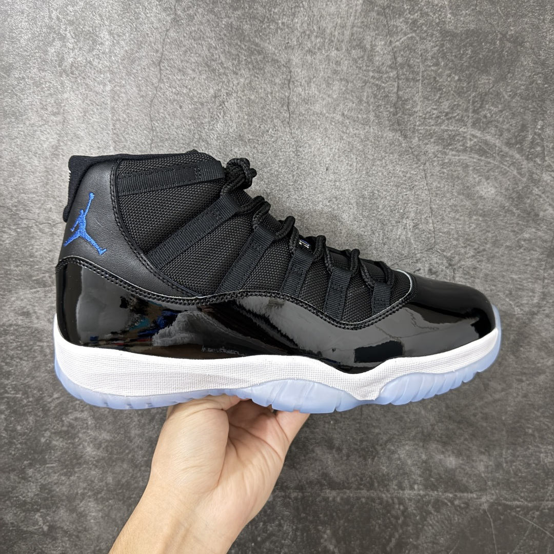 【TK至尊版】Air Jordan 11 2026款复刻AJ11大灌篮 货号:CT8012-900 台湾原厂牛津布,密度紧实,感光度高 领口定型与填充物饱和度完美契合 鞋身主材质均来自三本久sadisa 俗称原厂皮料 鞋身全电脑针车,针距固定,间距平行,转弯自然 蓝色电绣飞人LOGO,饱满自然 冰蓝水晶大底,色泽鲜艳,透光度高 台湾原产碳板 盒标立体标,内置感应芯片 目前市场首个纯原版本 市场第一梯队品质 尺码:40 40.5 41 42 42.5 43 44 44.5 45 45.5 46 47.5-选品中心
